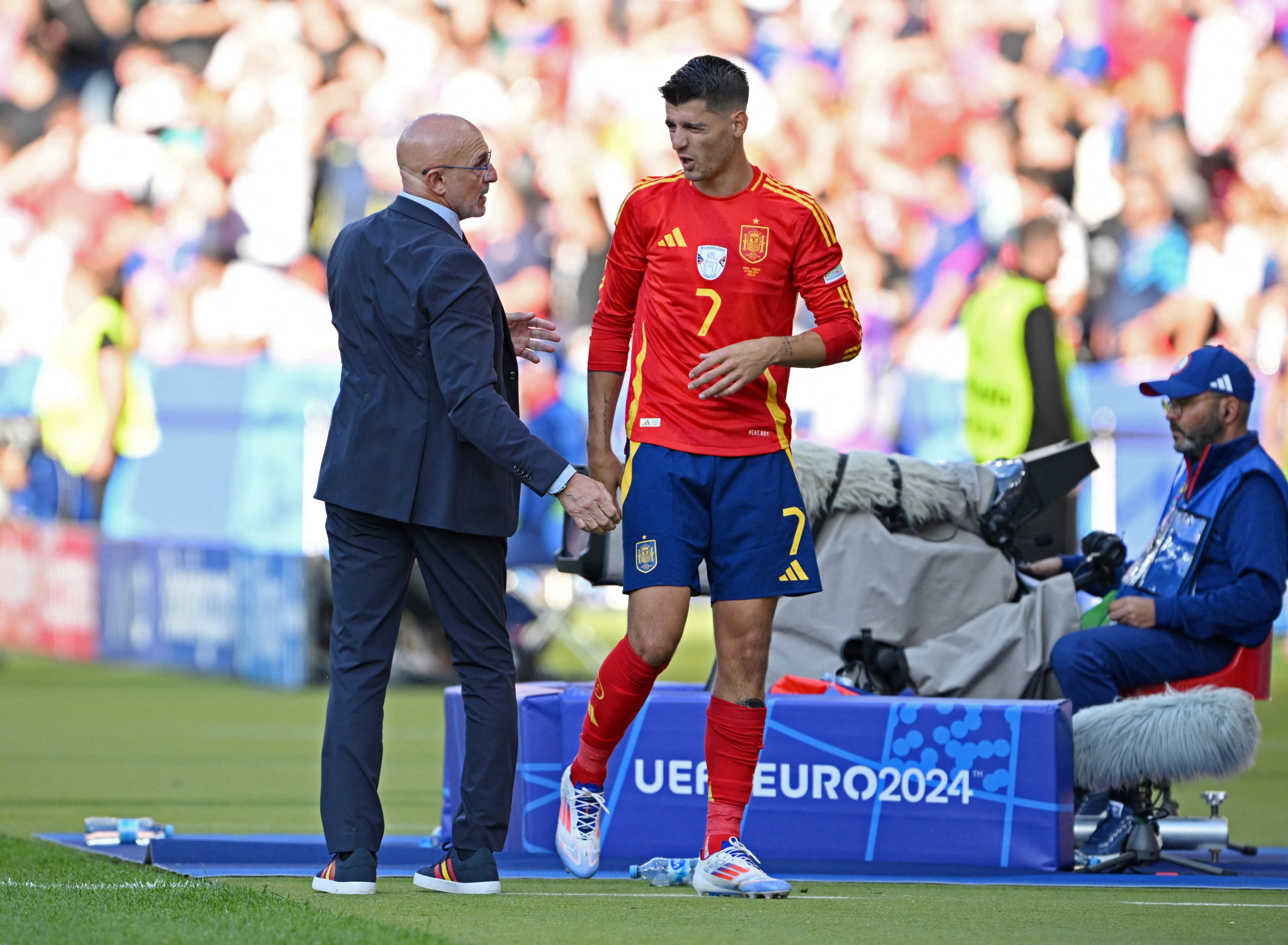 “Me duele en el alma que en nuestro país piten a nuestro capitán, me da vergüenza”, dijo el técnico Luis de la Fuente luego de que el Santiago Bernabéu silbara a Morata en el 3 a 3 contra Brasil (REUTERS/Annegret Hilse)