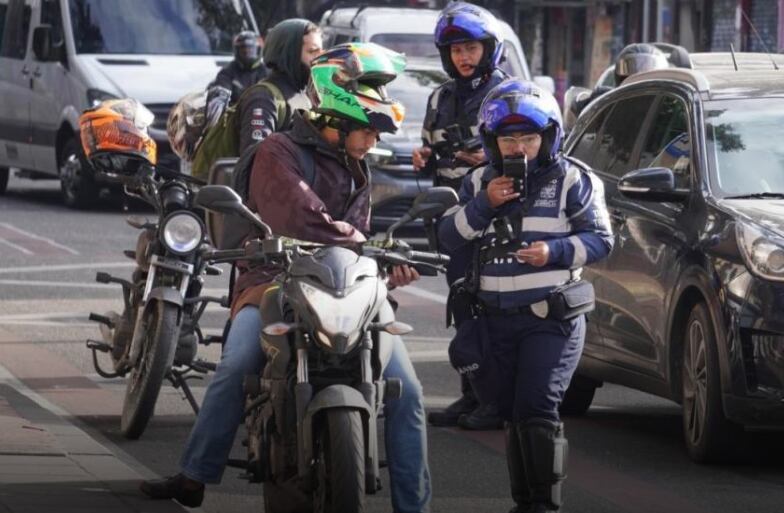 Bogotá tiene vigente un beneficio para los conductores morosos con sus multas o sanciones de tránsito, el cual busca que los deudores salden la deuda de la obligación con prontitud. Conozca los detalles de este alivio y para quiénes aplica - crédito Alcaldía de Bogotá