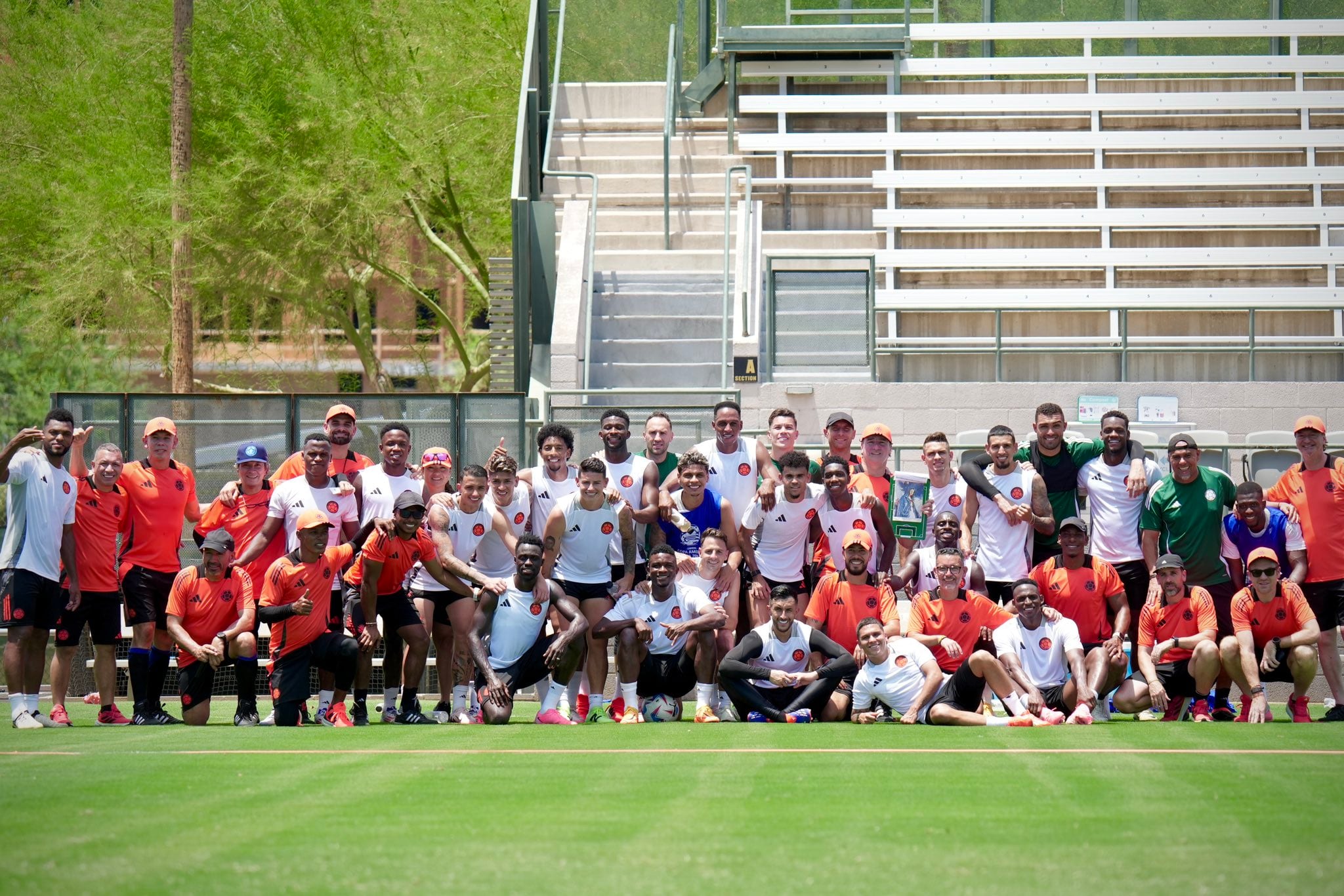 Esta es la foto grupal de los 26 jugadores que entrenaron el día 5 de julio en horas de la tarde en las instalaciones de la Universidad de Phoenix crédito-@FCFSeleccionCol/X