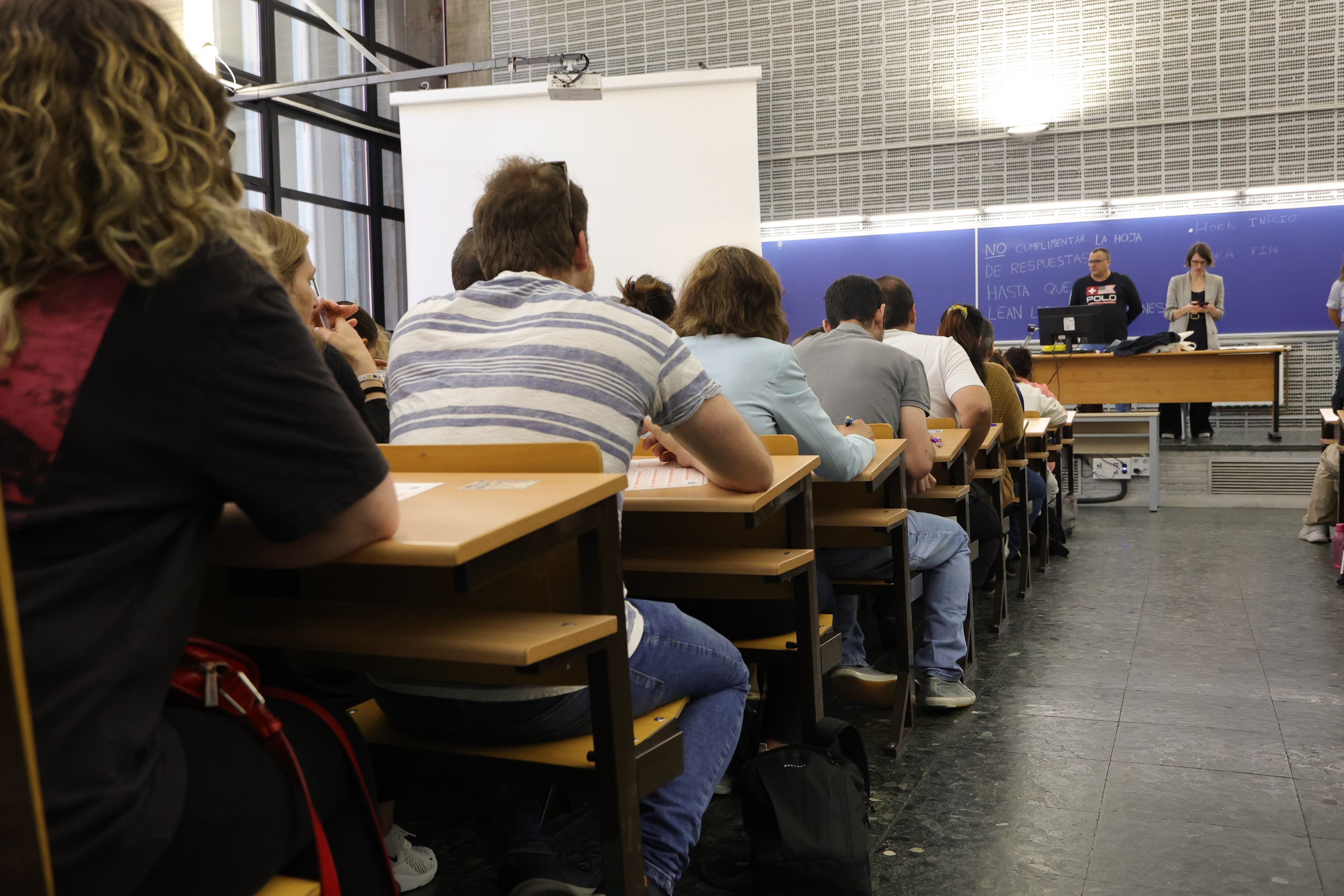 Numerosas personas realizan las pruebas de acceso a Correos, en la Facultad de Biológicas de la Universidad Complutense de Madrid. (Jesús Hellín / Europa Press)