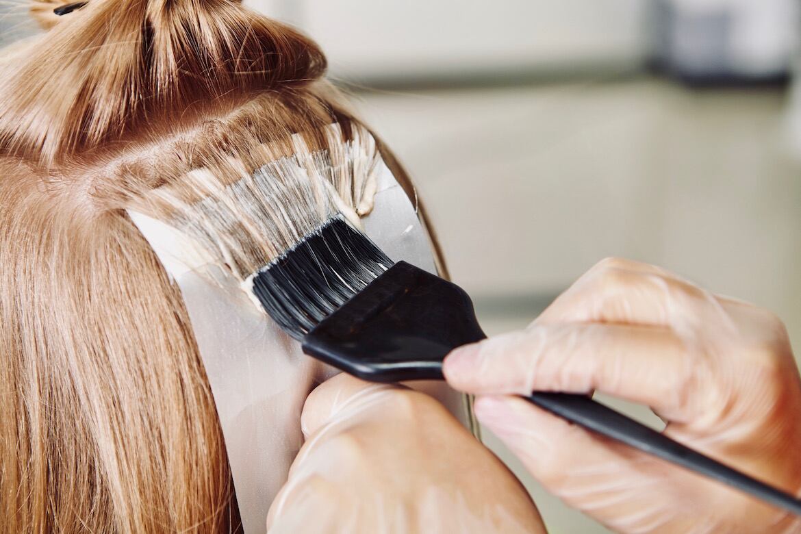 Los peinados tirantes y los tratamientos químicos pueden causarle un daño profundo al cabello (Getty)