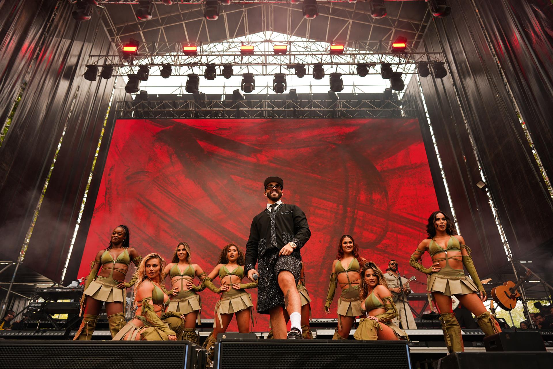 VÍDEO: Manuel Turizo toma la Puerta de Alcalá y marca el ritmo de la Hispanidad con 'La Bachata' y 'El Merengue'