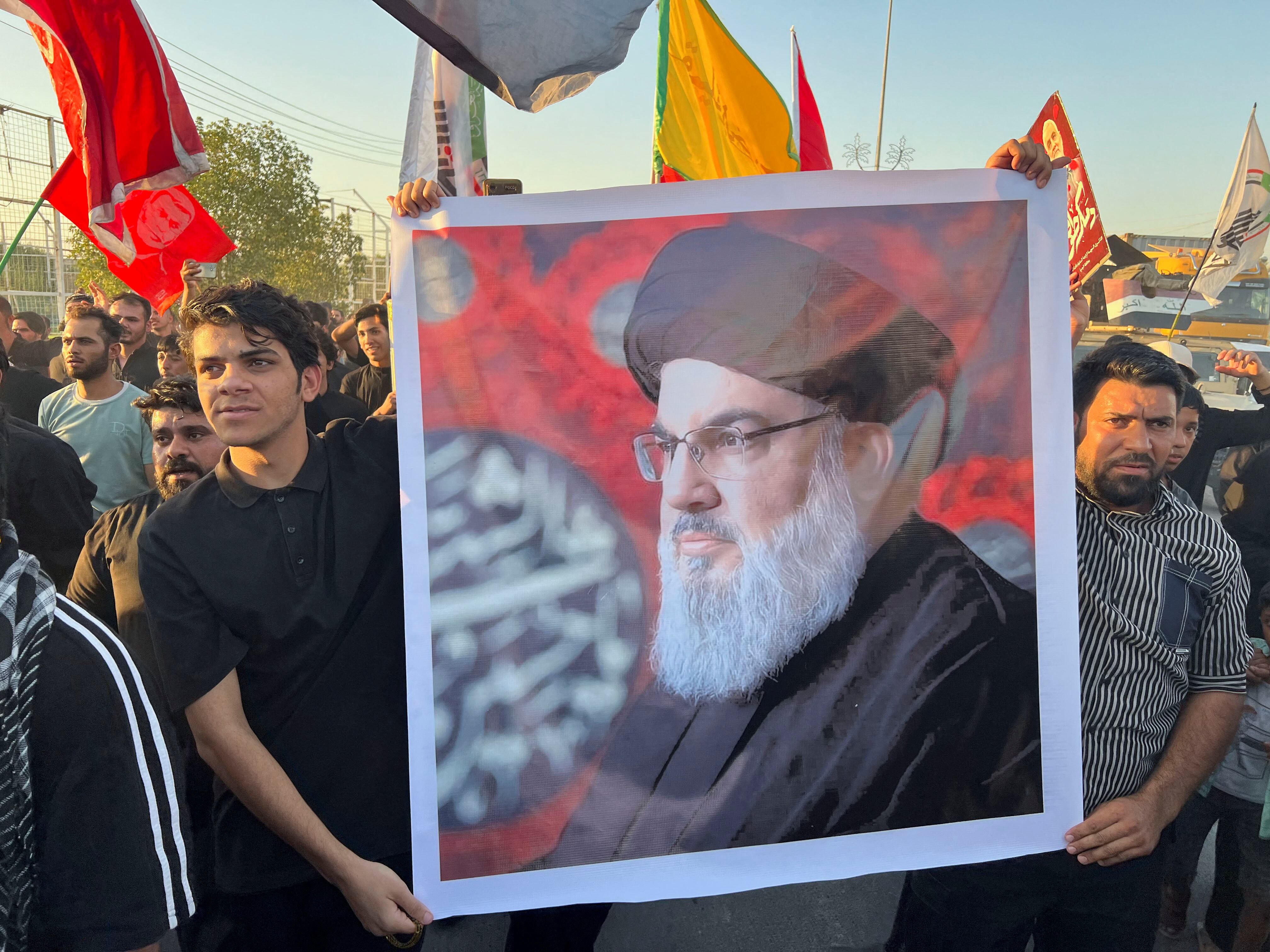 Personas muestran una imagen de Hassan Nasrallah este sábado (REUTERS/Mohammed Aty)