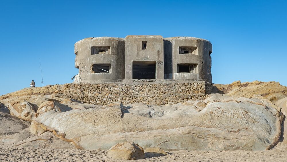 Búnker militar en Atlanterra, Tarifa (Shutterstock España))