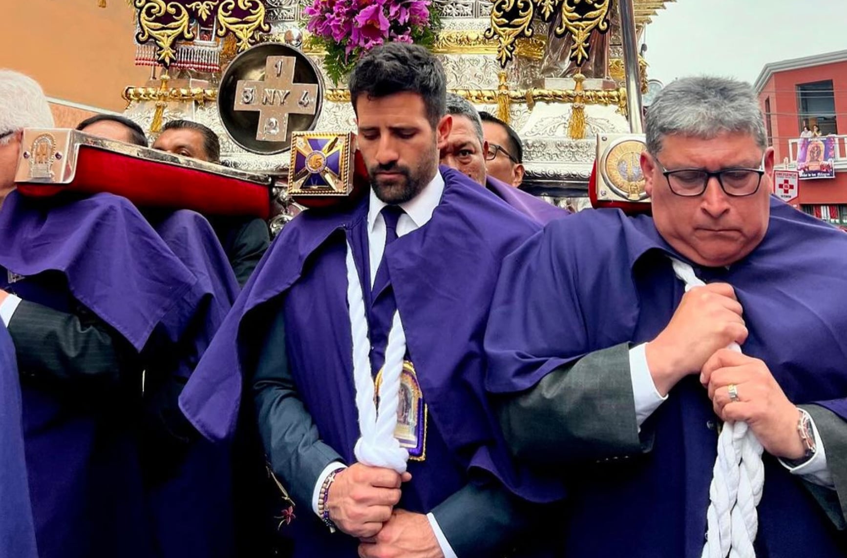 Stefano Peschiera, vestido de hábito morado, cargando el anda del Señor de los Milagros. - Crédito: stefopeschiera97