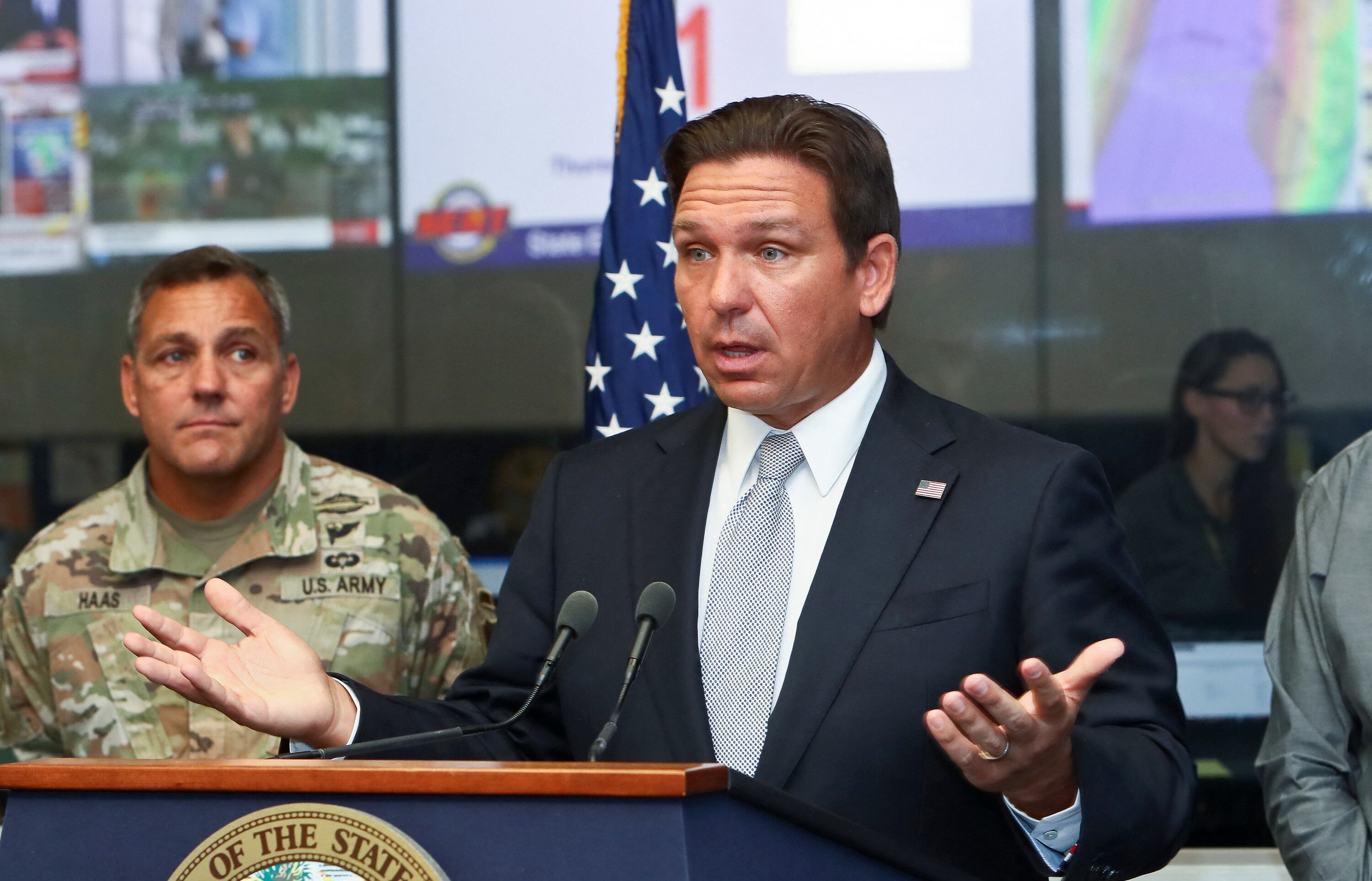 El gobernador de Florida, Ron DeSantis, habla sobre el huracán Helene mientras el ayudante general de Florida, el mayor general John Haas, observa durante una conferencia de prensa en el Centro de Operaciones de Emergencia en Tallahassee (REUTERS/Phil Sears)