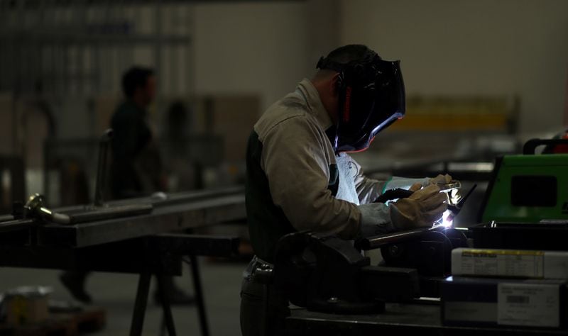 La industria cayó 13,7% en el primer trimestre del año según el Indec y las mediciones privadas ven que en los meses siguientes sigue la caída.   REUTERS