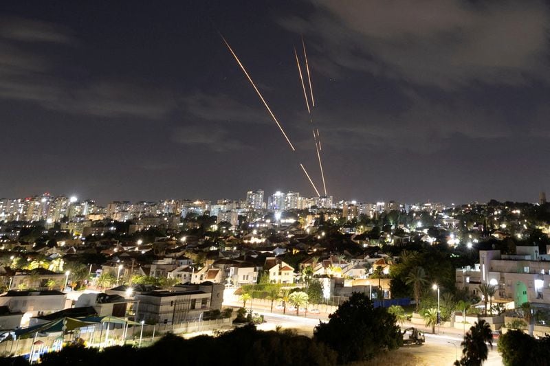 El sistema antimisiles israelí Cúpula de Hierro intercepta cohetes después de que Irán disparó una salva de misiles balísticos, visto desde Ashkelon, Israel. 1 de octubre de 2024 REUTERS/Amir Cohen