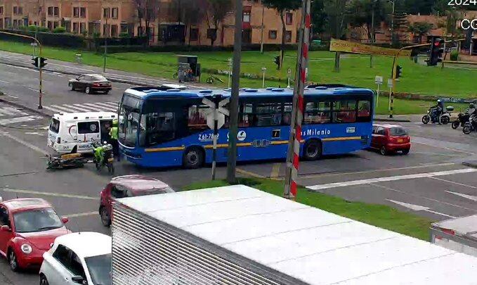 Un motociclista resultó herido tras un impacto con un bus del Sitp en la av. Cali - crédito @BogotaTransito/X