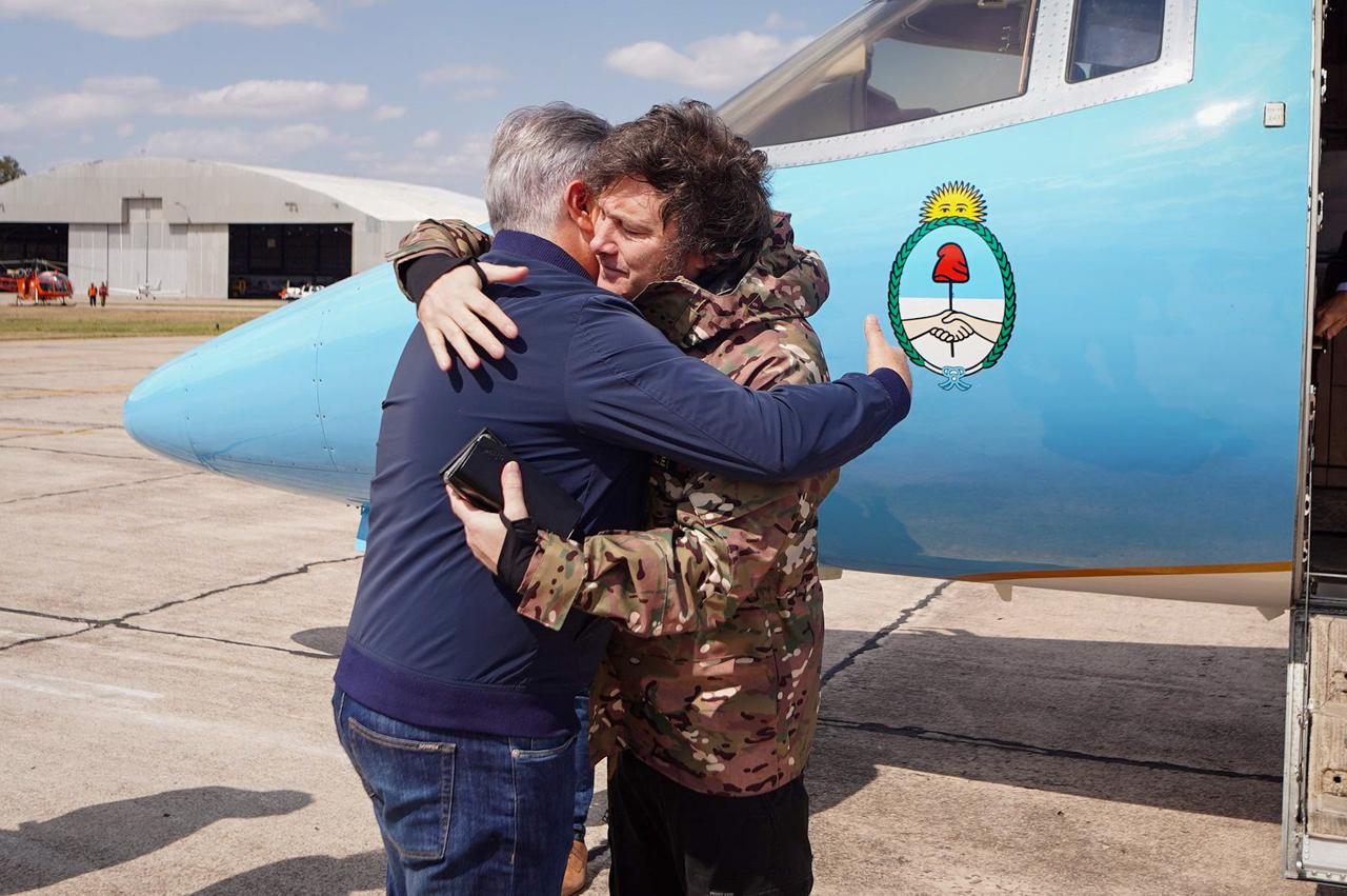 Javier Milei y el gobernador de Córdoba, Martín Llaryora, antes de recorrer las zonas afectadas por los incendios. (Presidencia)