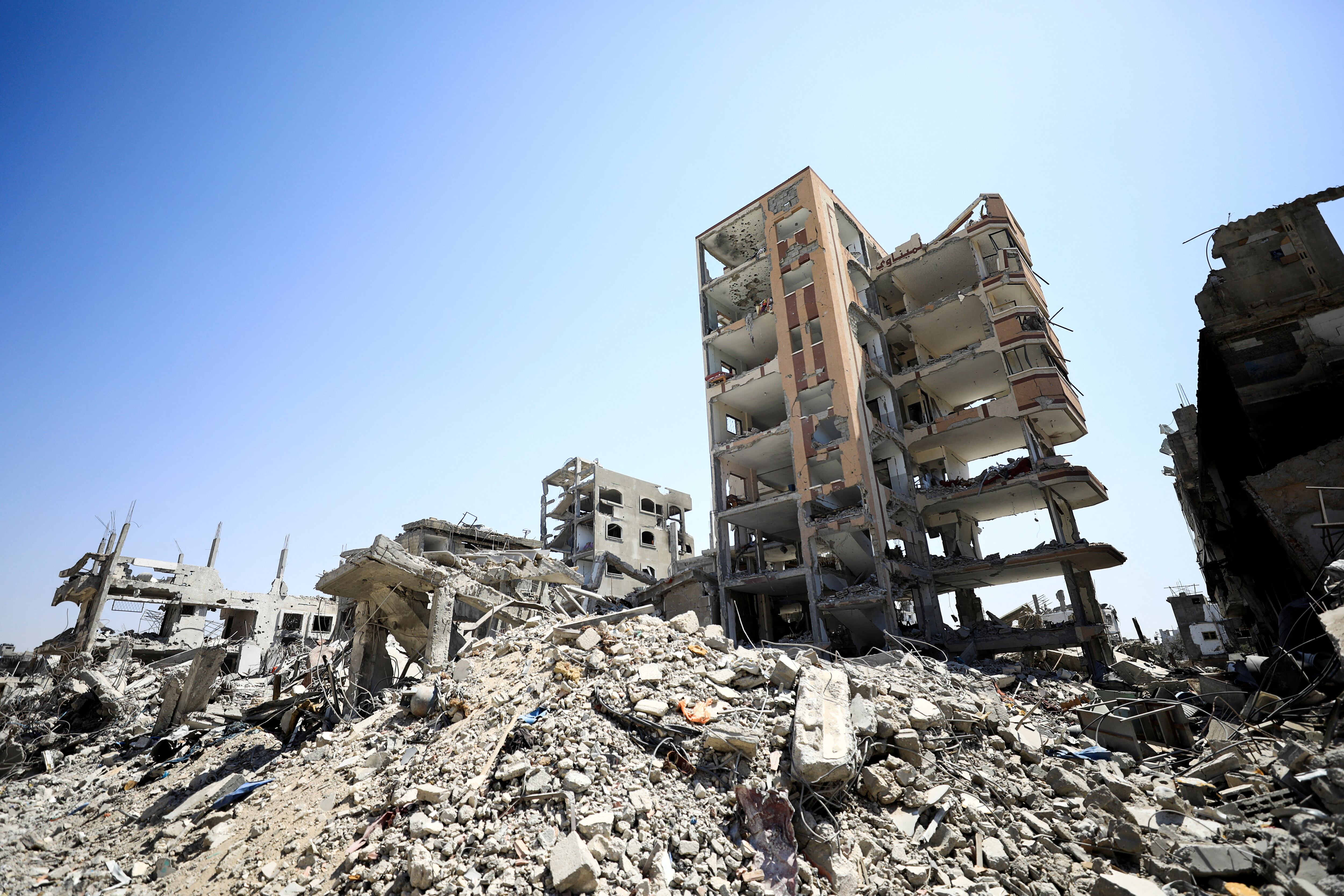 Los edificios están en ruinas, después de que las fuerzas israelíes se retiraron del barrio de Shejaiya, tras una operación terrestre, en medio del conflicto entre Israel y Hamas, en la parte oriental de la ciudad de Gaza. REUTERS/Dawoud Abu Alkas