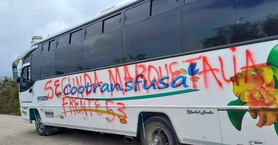 Este fue el bus intermunicipal que pintaron los delincuentes armados - crédito @castellanosfj/X