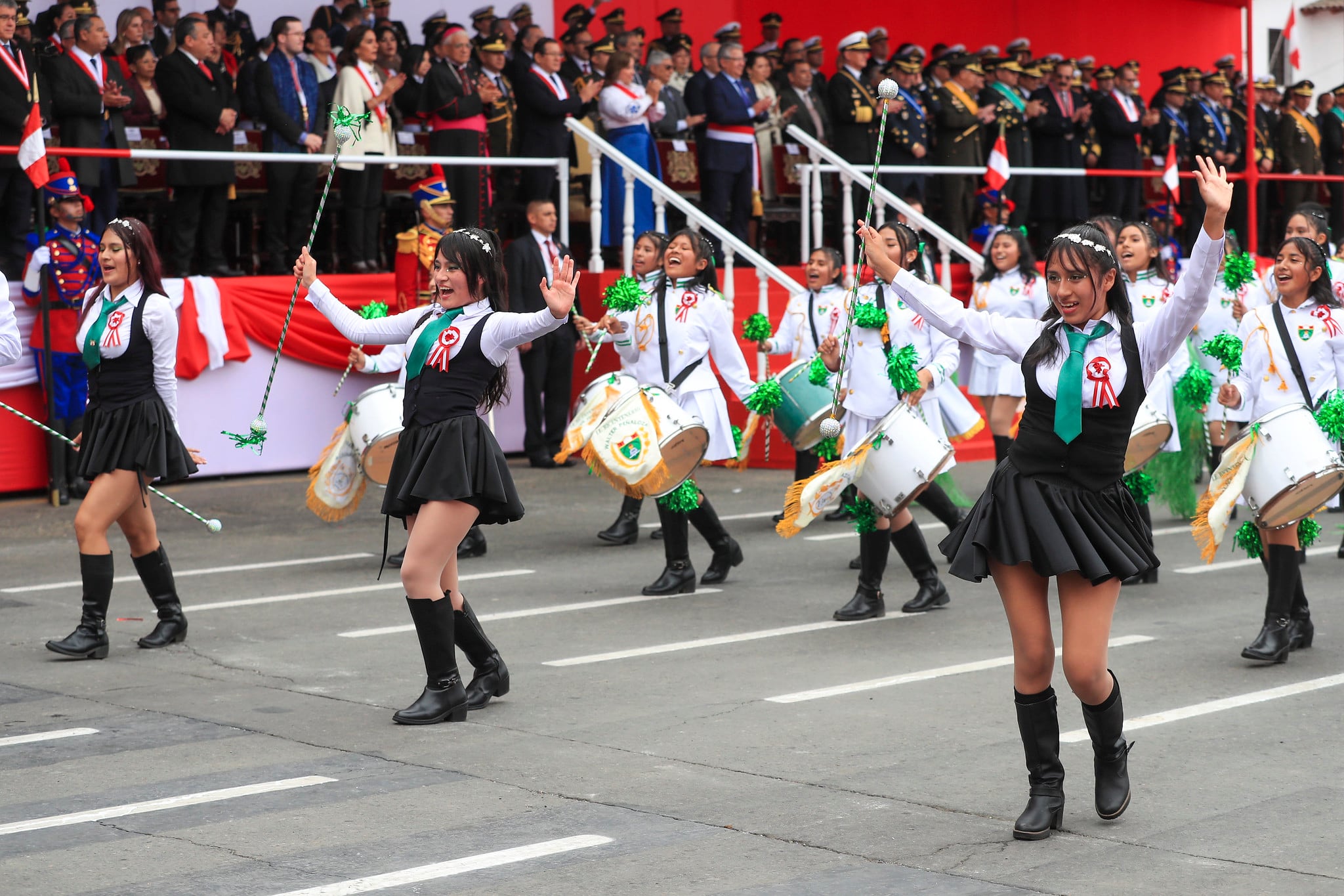 Colegios emblemáticos de Huaycán se lucieron en su paso por la Gran Parada Militar | Presidencia Perú / Flickr