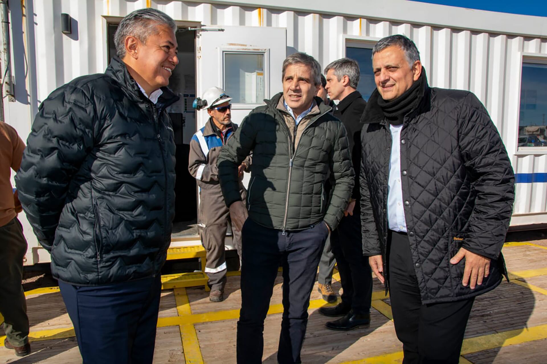 Luis Caputo, Rolando Figueroa y el presidente de YPF, Horacio Marín,