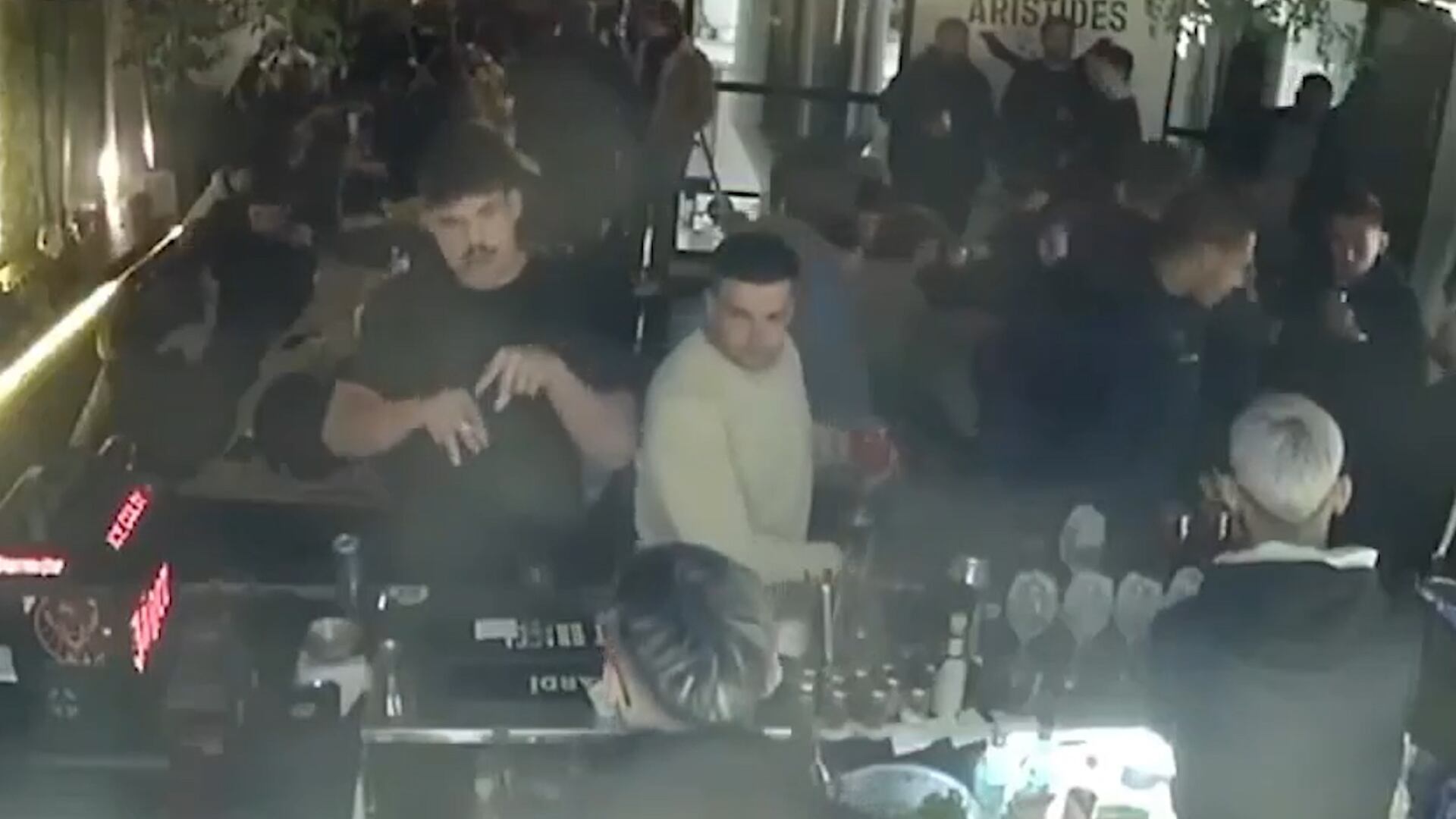 rugbiers franceses en mendoza mientras toman alcohol en el boliche