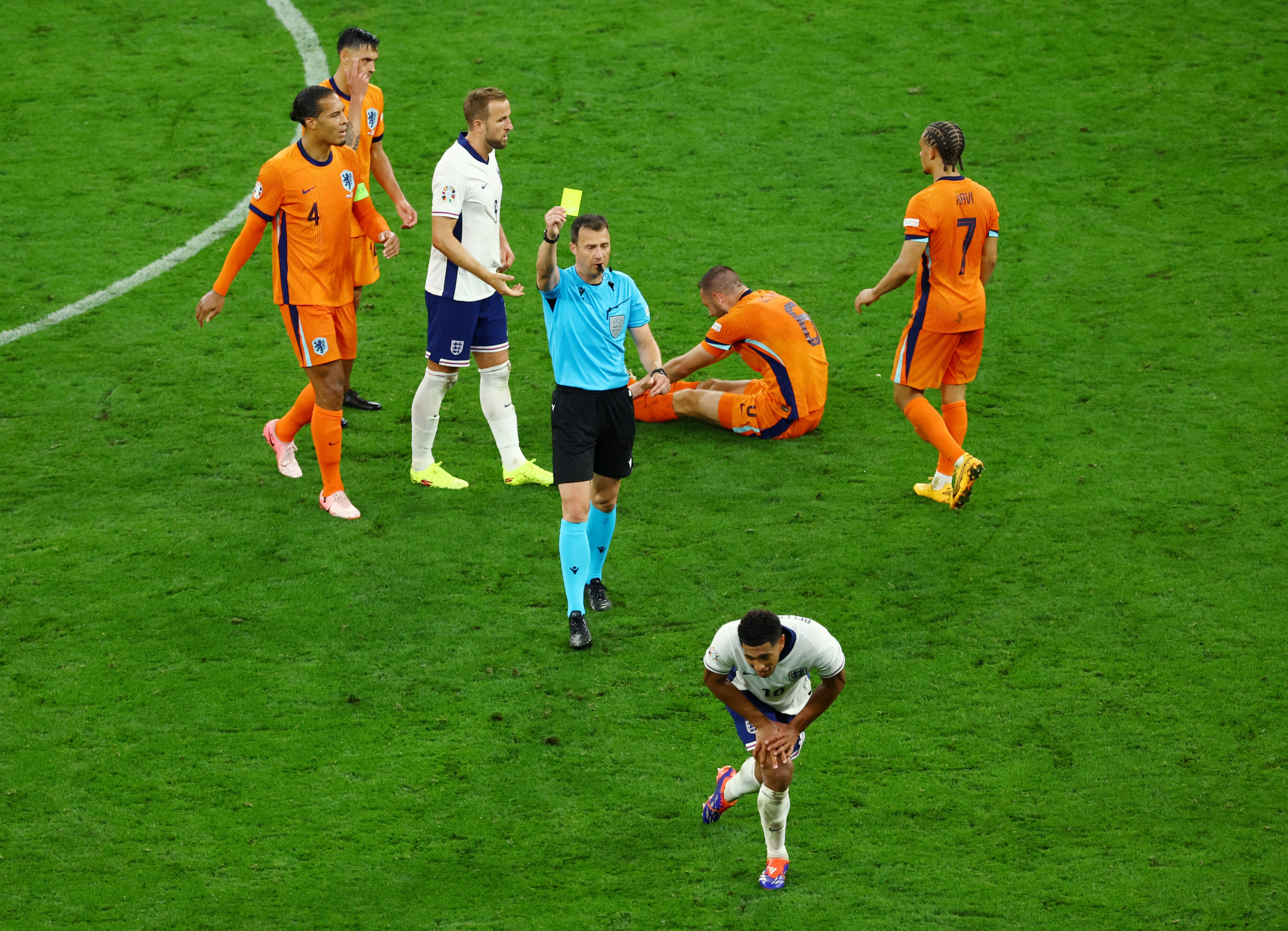 Feliz Zawyer le muestra la tarjeta amarilla a Jude Bellingham (REUTERS/Thilo Schmuelgen)