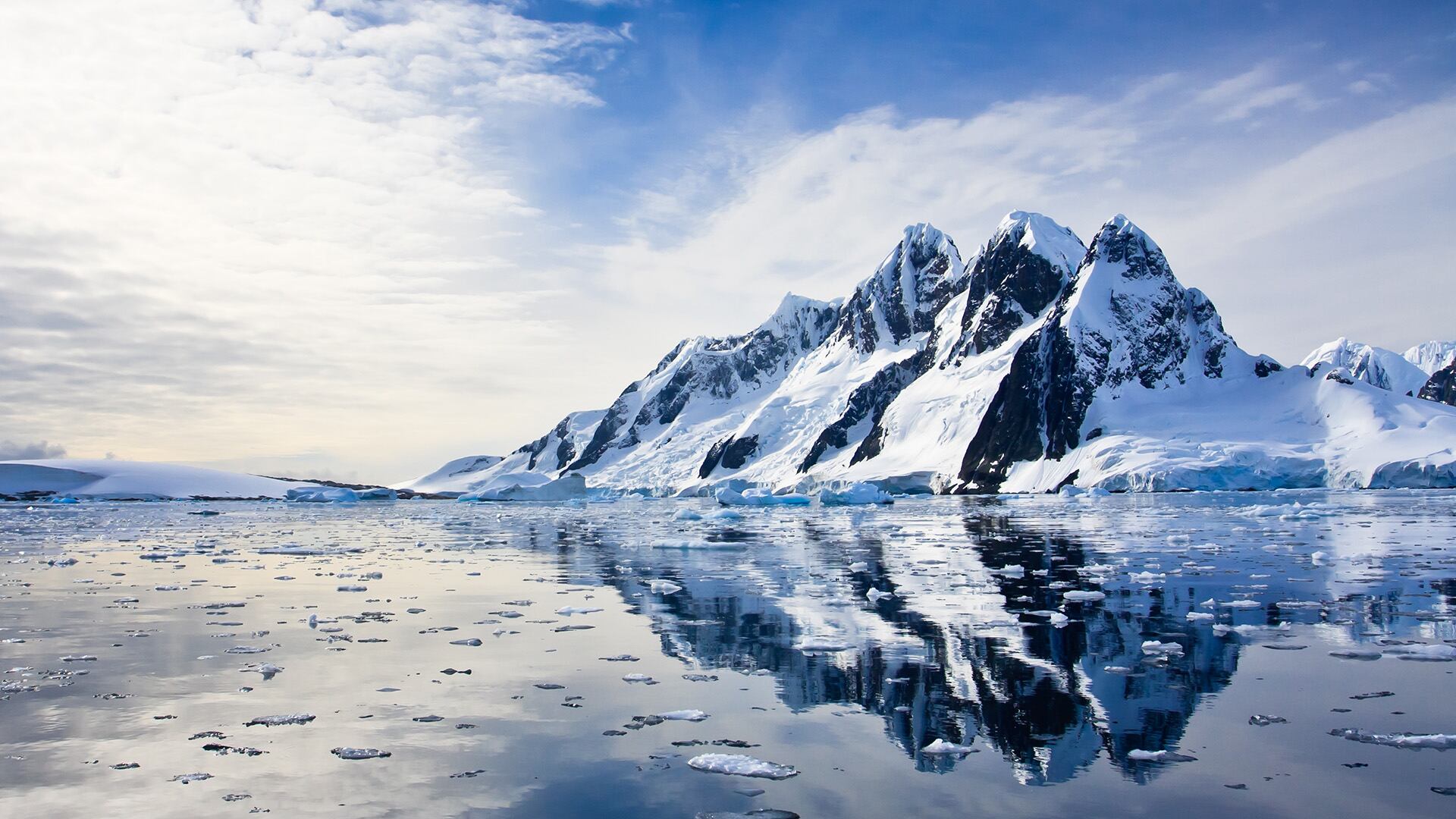 La geoingeniería propone construir barreras flexibles o perforar en las capas de hielo como medidas de protección/Archivo Getty   