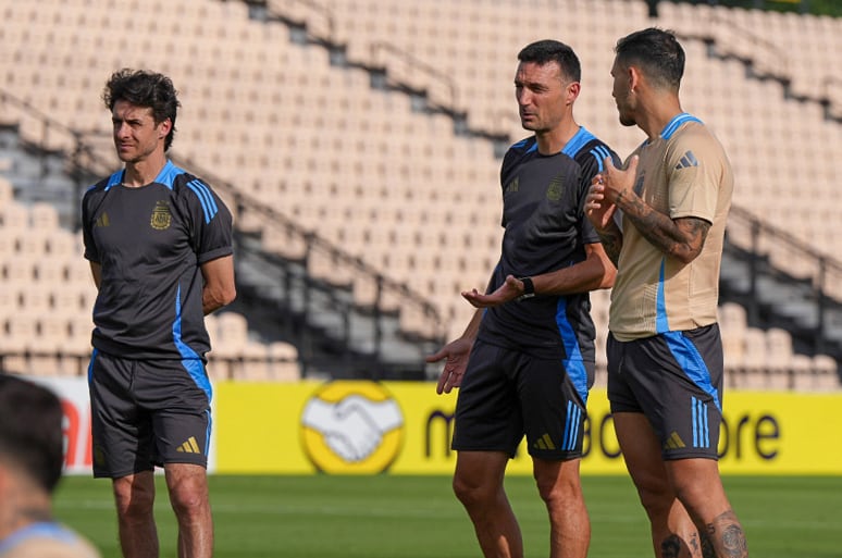 Lionel Scaloni analiza el posible equipo que pararía ante los ecuatorianos (EFE/Prensa AFA)
