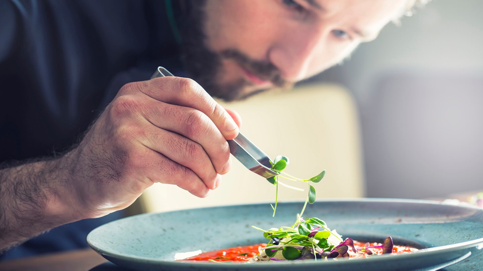 El uso de flores comestibles en la alta cocina no solo añade color y belleza a los platos, sino que también aporta aromas y sabores únicos (Getty)