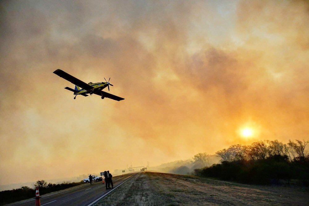 Uno de los aviones hidrantes enviado por el Gobierno nacional para combatir los incendios en Córdoba