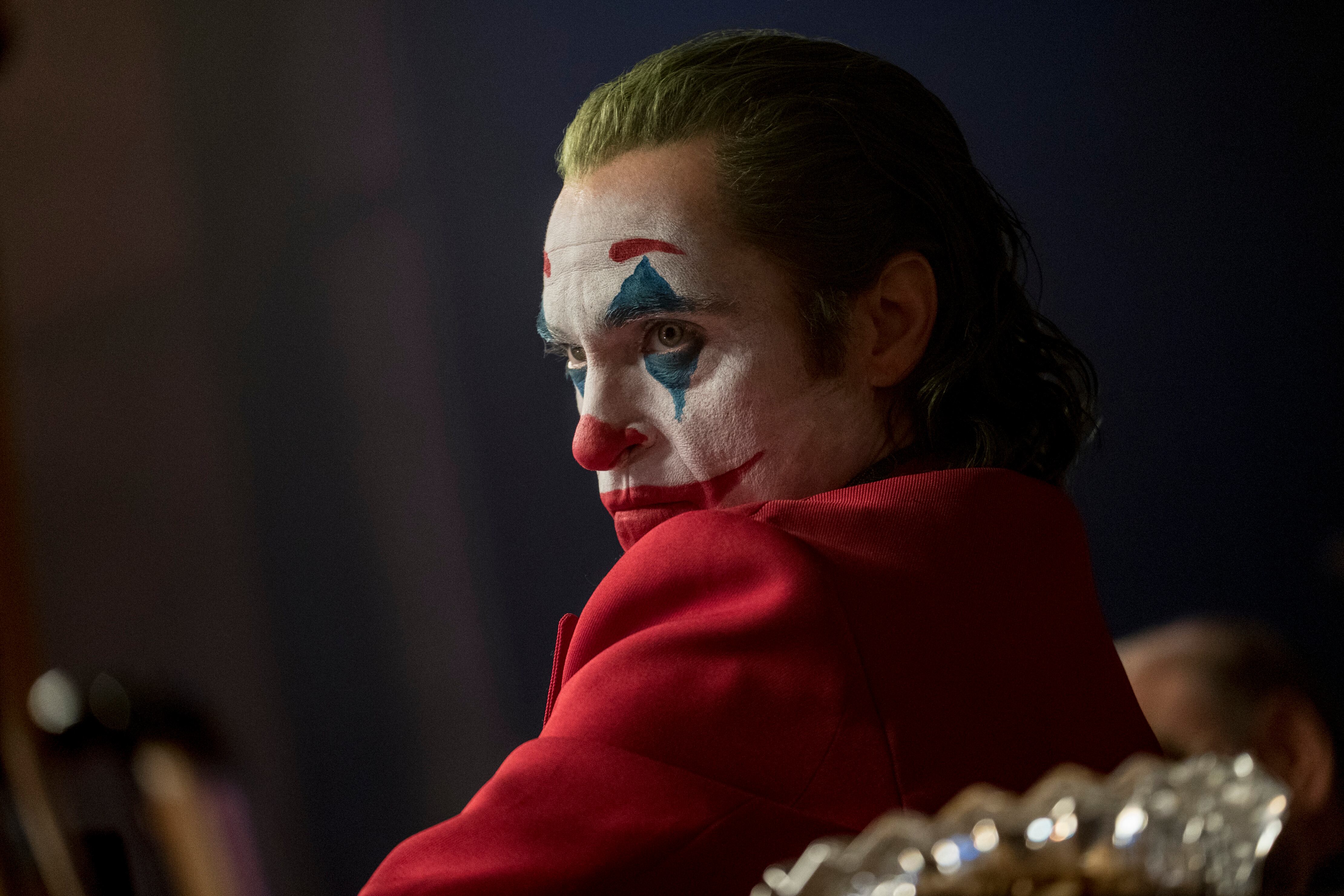 Esta imagen proporcionada por Warner Bros. Pictures muestra a Joaquin Phoenix en una escena de "Joker". (Niko Tavernise/Warner Bros. Pictures via AP)