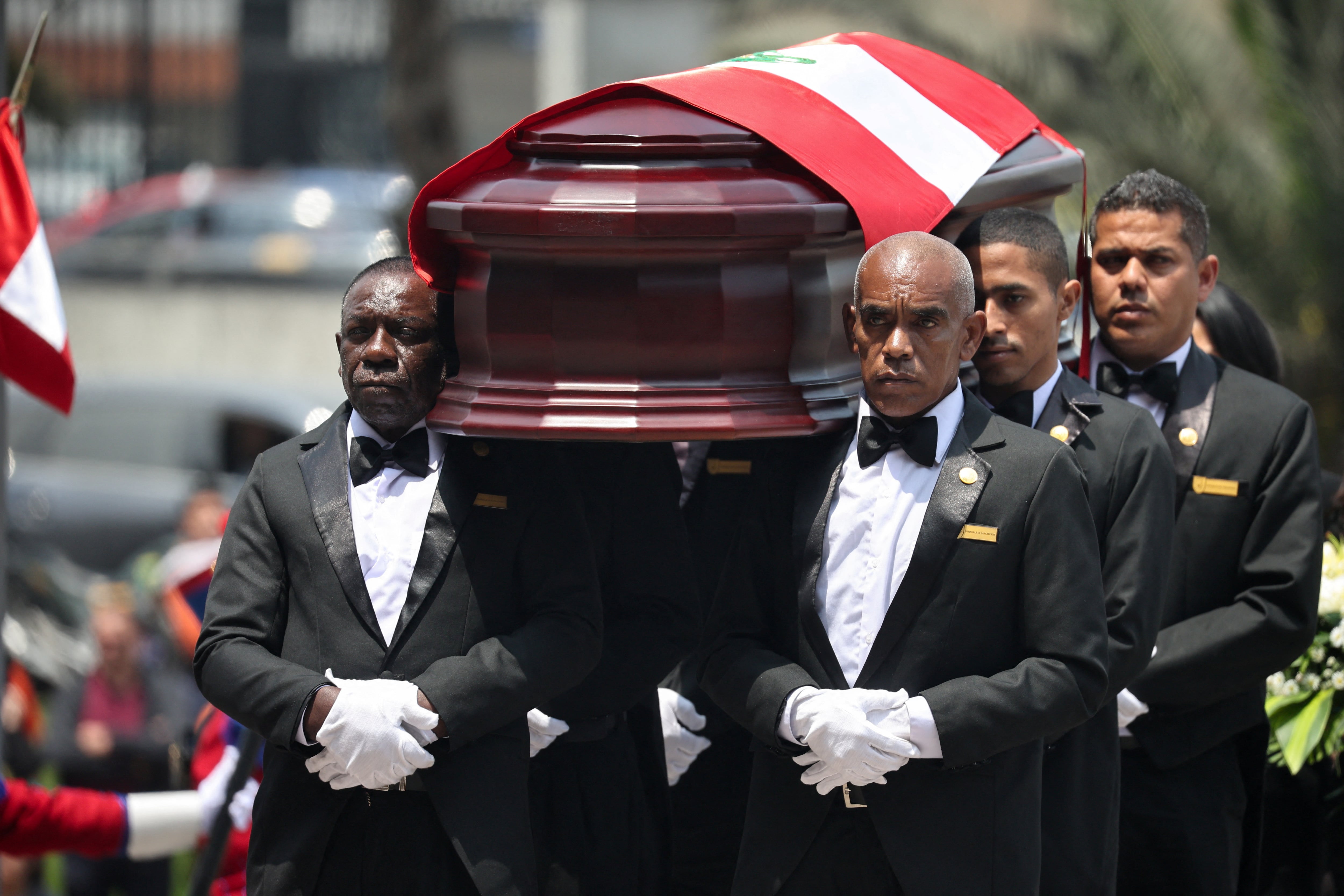 Los cargadores de la funeraria llevan el cajón con el cuerpo del exdictador Alberto Fujimori - crédito Reuters /Sebastian Castaneda