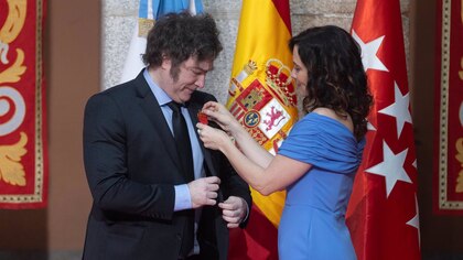 El PSOE lleva a los tribunales la medalla que Ayuso entregó a Milei y pide su anulación