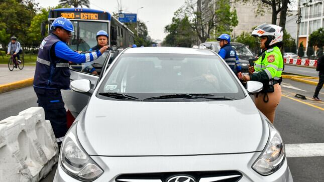 Dos conductores informales, que realizaban 'colectivo', intentaron darse a la fuga con personal de fiscalización a bordo.