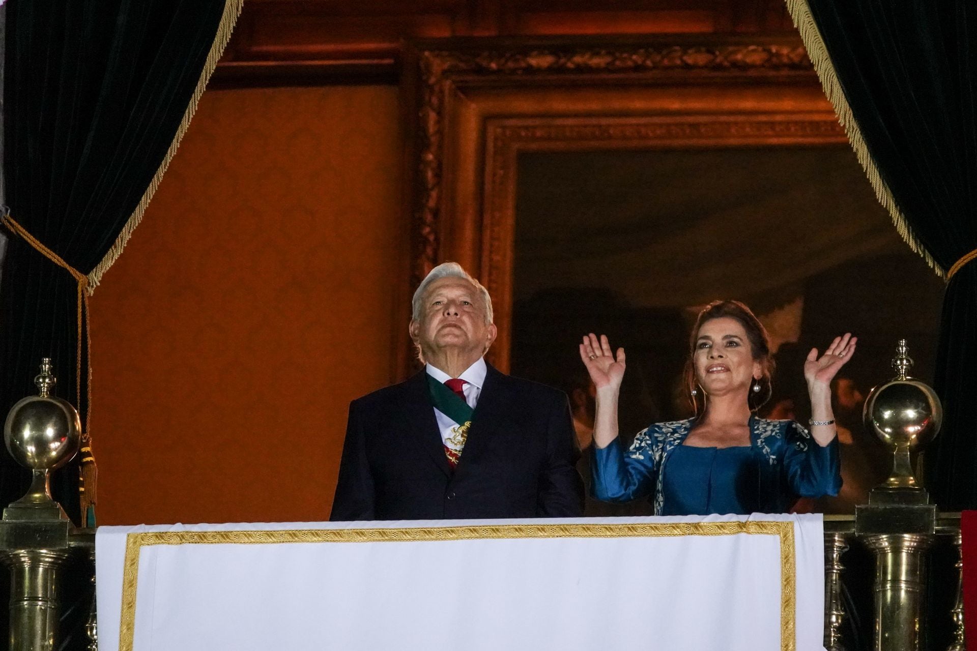 Andrés Manuel López Obrador y Beatriz Gutiérrez Müller durante el grito de Independencia del 211 aniversario del inicio de la Independencia de México. (CUARTOSCURO)