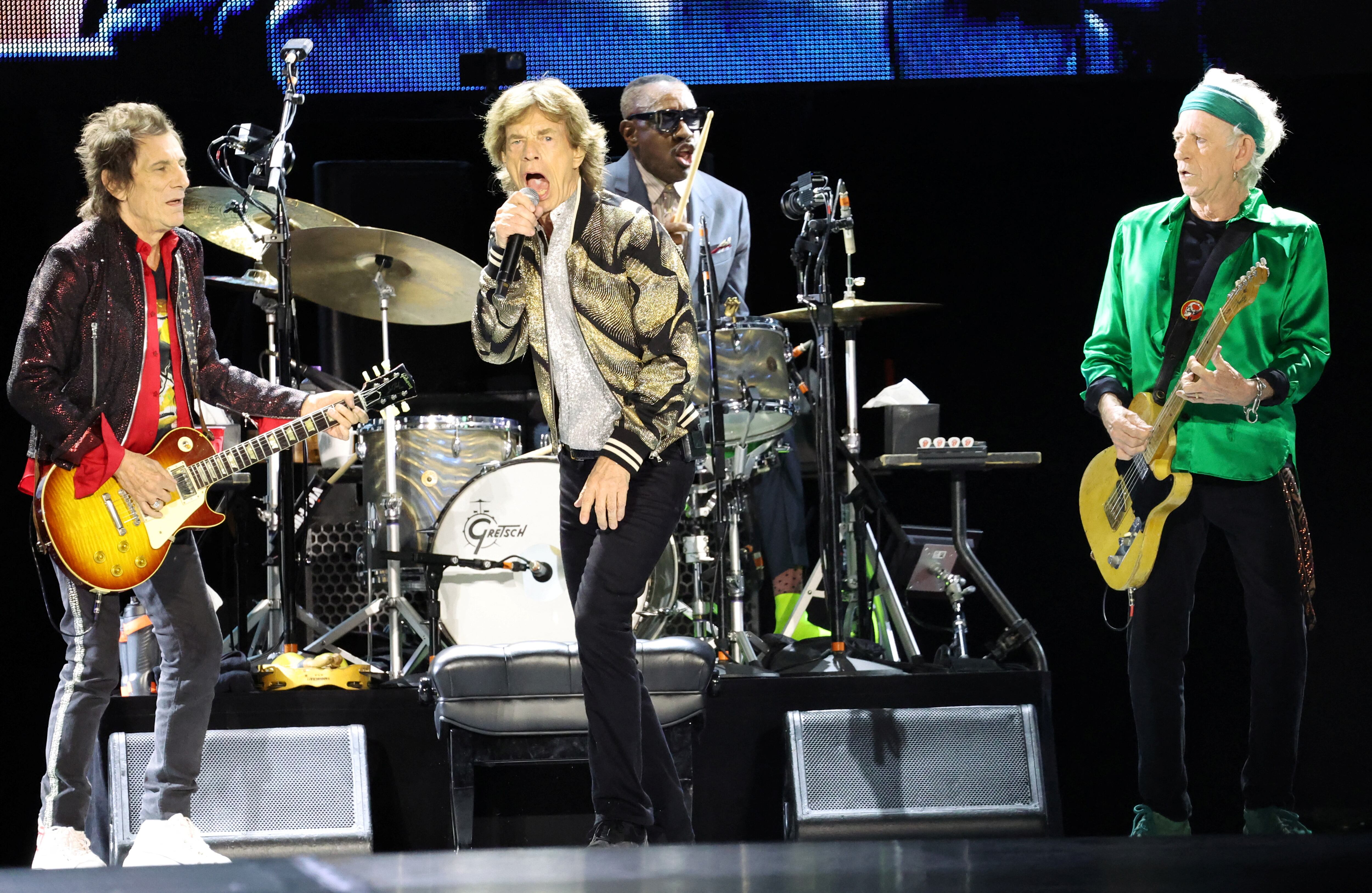 Ron Wood, Mick Jagger, Keith Richards y el baterista Steve Jordan, reemplazante de Charlie Watts: Los Rolling Stones en el SoFi Stadium de Inglewood, California, una de las paradas del Hackney Diamonds Tour (Foto/Reuters/Mario Anzuoni)