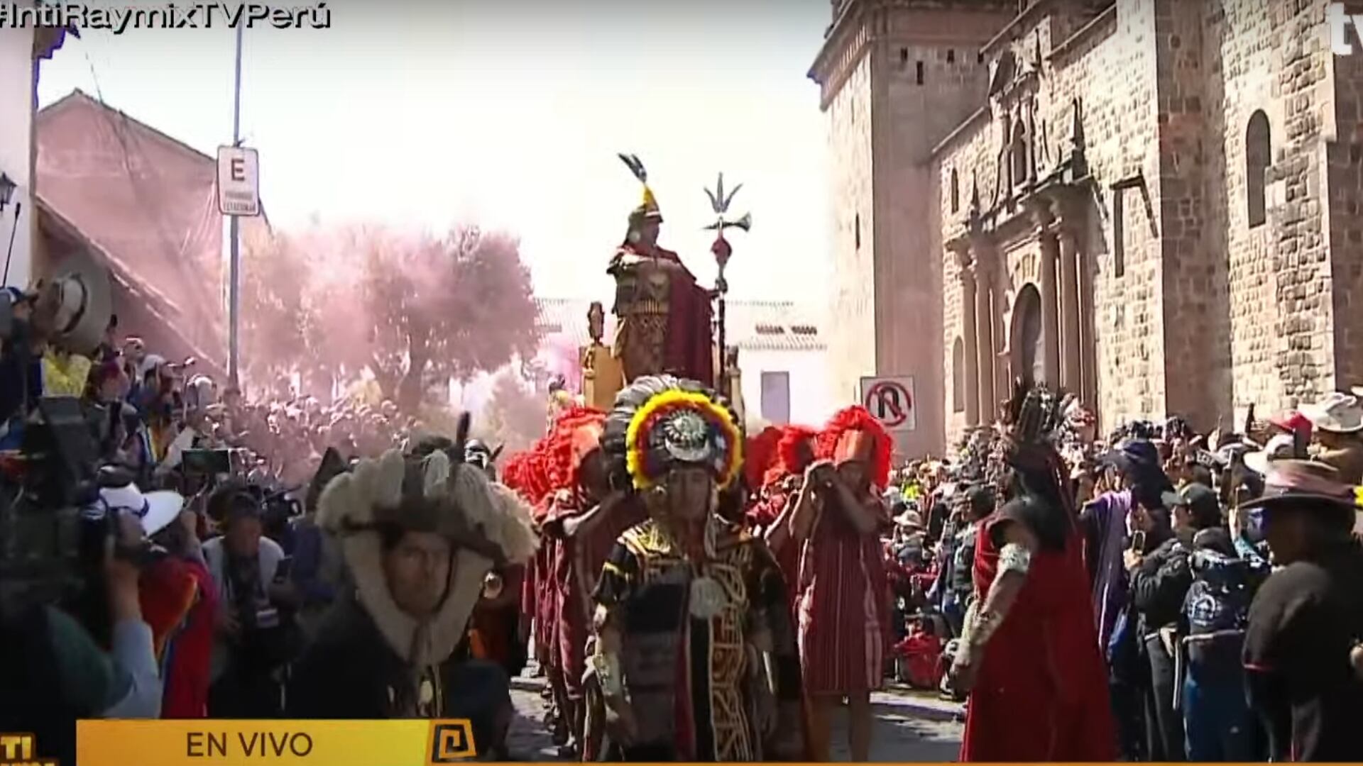 Traslado del inca hacia la Plaza del Cusco.