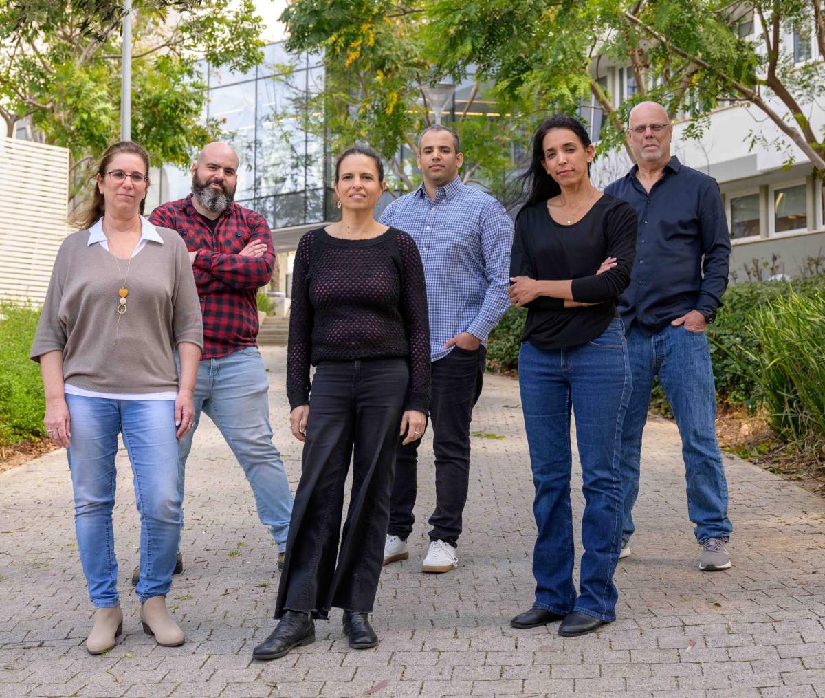 (izq.) Dr. Smadar Levin-Zaidman, Dr. Yuval Garty, Dr. Reinat Nevo, Yuval Bussi, Dr. Dana Charuvi y Prof. Ziv Reich (foto Instituto Weizmann)