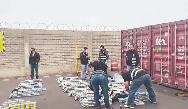 Agentes de la PNP incautaron 700 kilos de cocaína que iban a salir hacia Europa en un compartimento de carga.