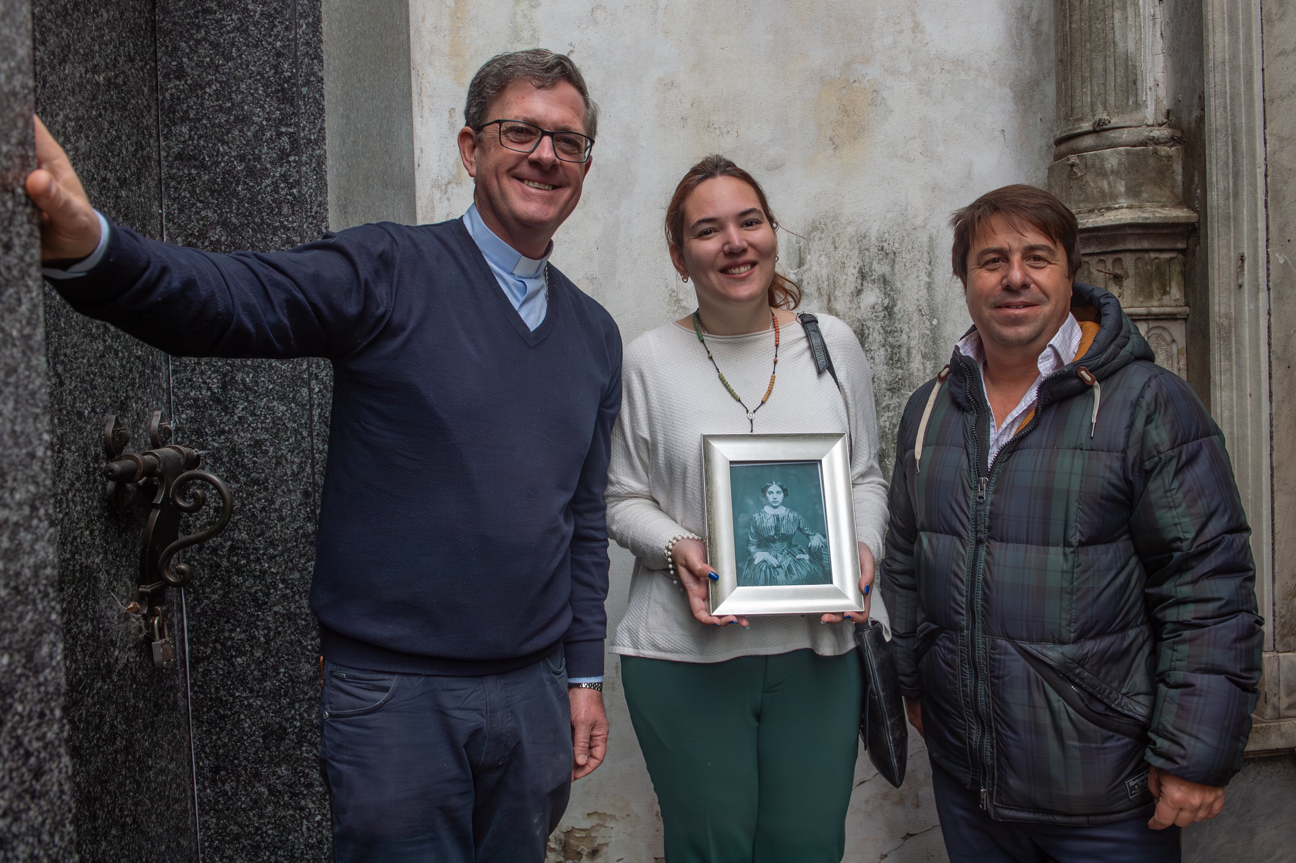 Abren la tumba de Camila O'Gorman en el cementerio de recoleta