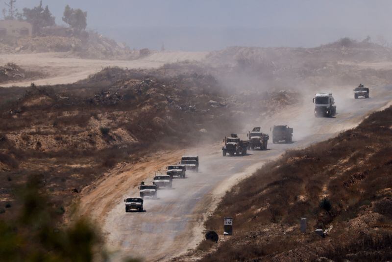 Un convoy militar israelí se desplaza por el interior de la Franja de Gaza, en medio del actual conflicto entre Israel y Hamás, visto desde Israel. 17 de junio de 2024. REUTERS/Amir Cohen