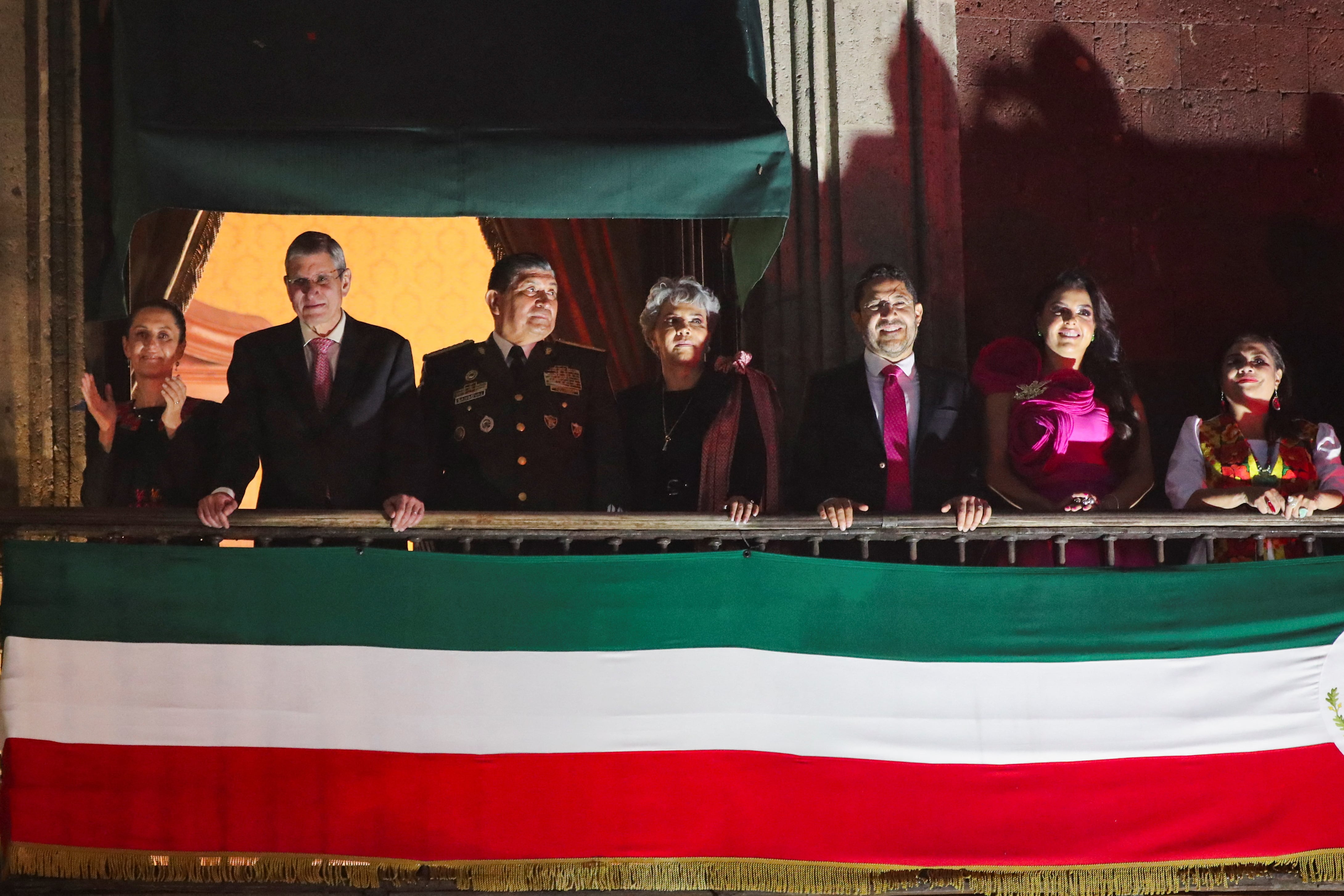 La Presidenta electa de México, Claudia Sheinbaum, hace gestos el día que asiste al día del "Grito de Independencia" para conmemorar la Independencia de México de España, en el Palacio Nacional, en la plaza Zócalo en el centro de la Ciudad de México, México, 15 de septiembre de 2024. REUTERS/Henry Romero