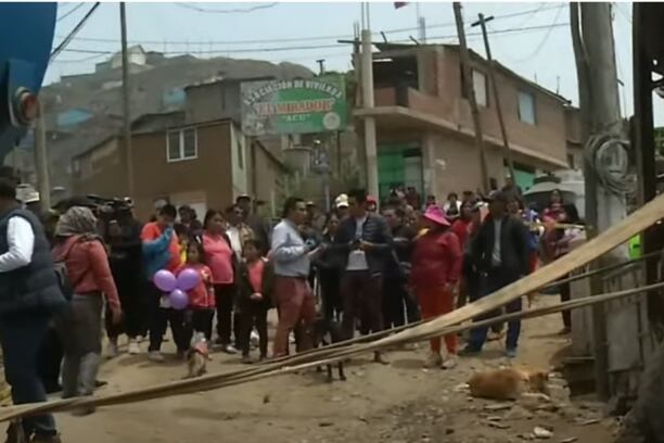 Pese a que el incidente ocurrió en horas de la mañana, el vehículo permaneció en la zona hasta la noche del sábado. Foto: captura TV Perú