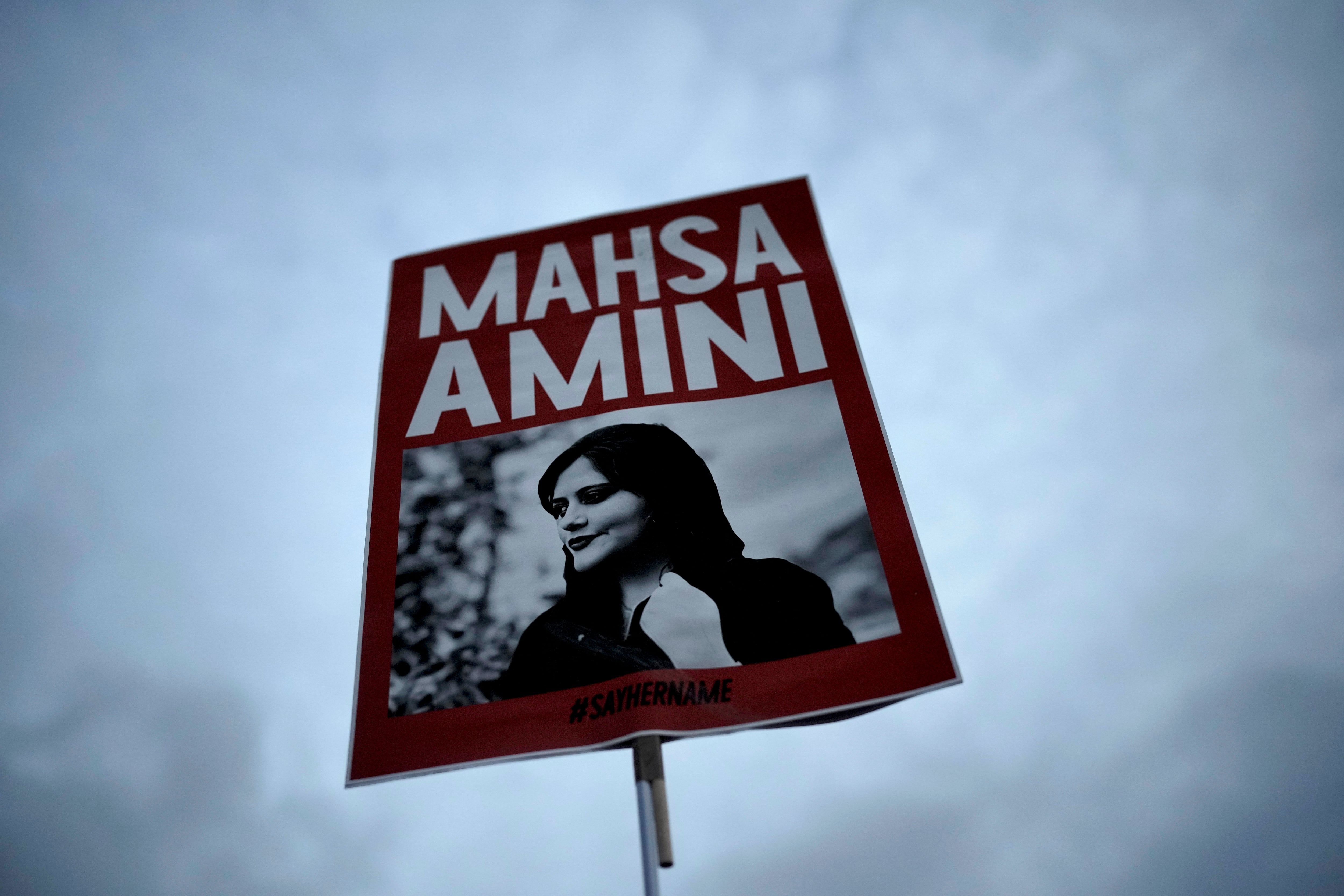 Una persona sostiene un cartel con una imagen de la iraní Mahsa Amini durante una protesta contra su muerte, en Berlín, Alemania, el 28 de septiembre de 2022 (Foto AP/Markus Schreiber/Archivo)