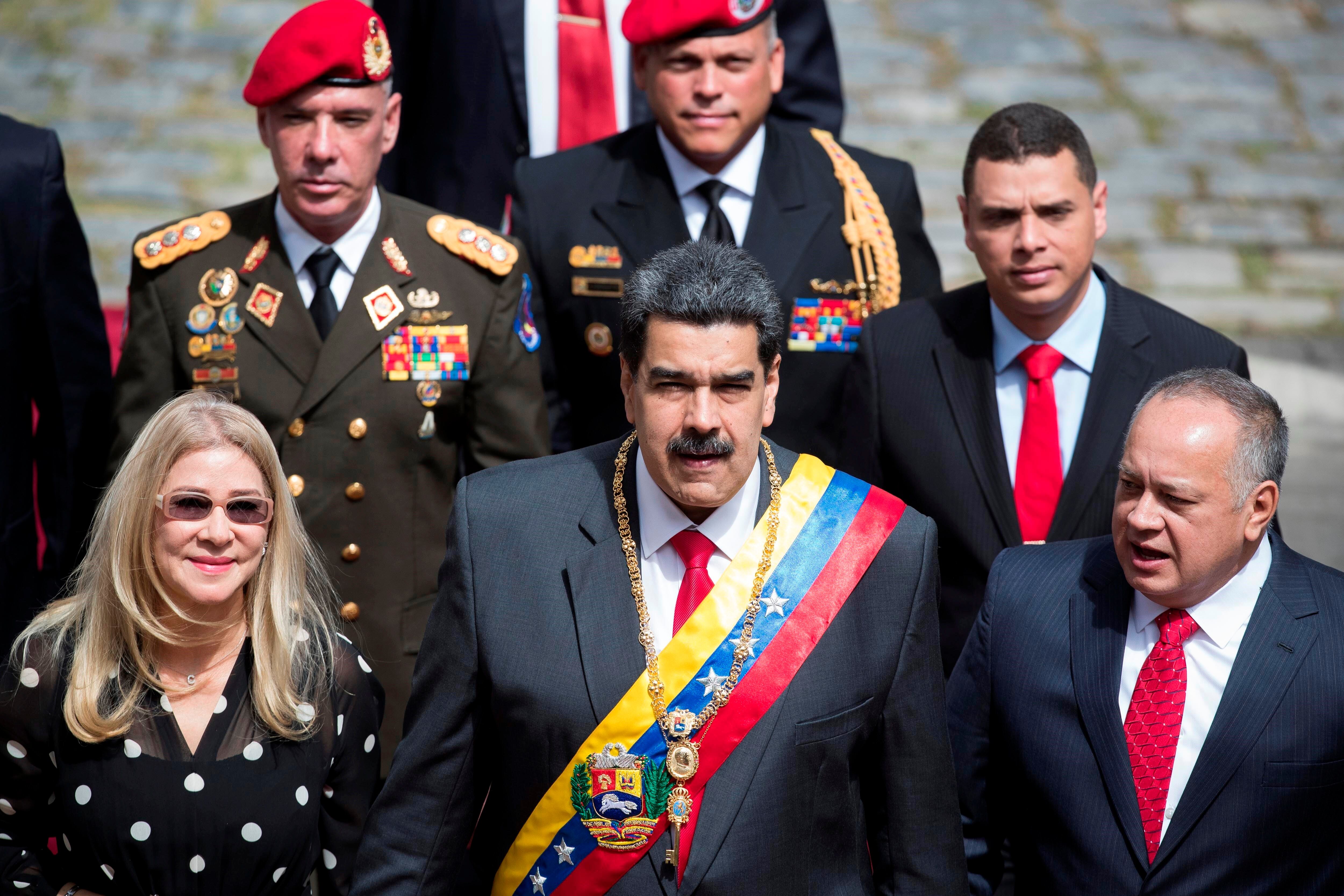 En la imagen, el presidente de Venezuela, Nicolás Maduro (c), junto al jefe de la Asamblea Nacional Constituyente (ANC), Diosdado Cabello (d), y la primera dama, Cilia Flores (i). (EFE/Rayner Peña/Archivo)
