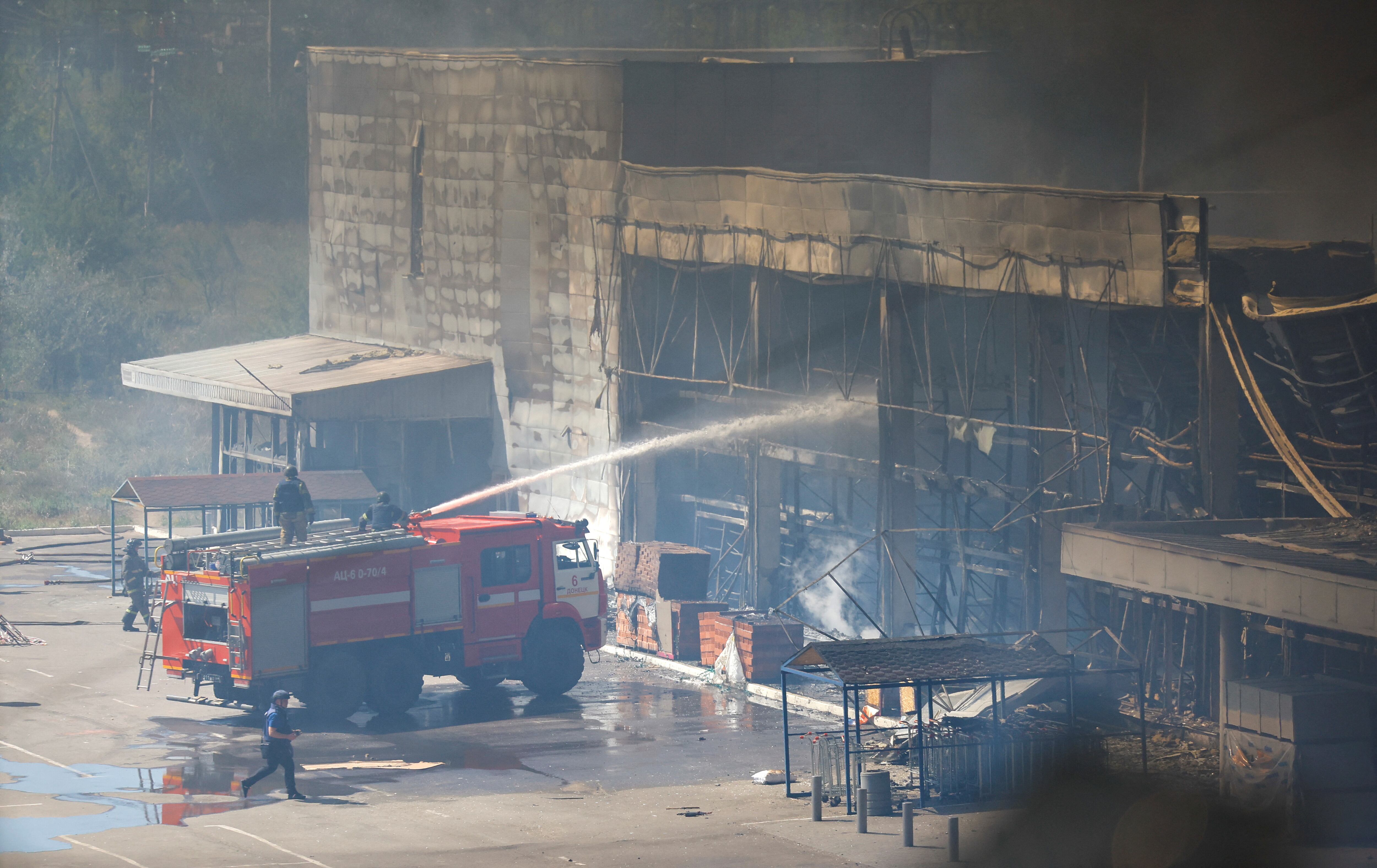 Bomberos trabajan para apagar el fuego en el centro comercial Galaktika afectado por un bombardeo en Donetsk, Ucrania, este 16 de agosto de 2024 (REUTERS/Alexander Ermochenko)