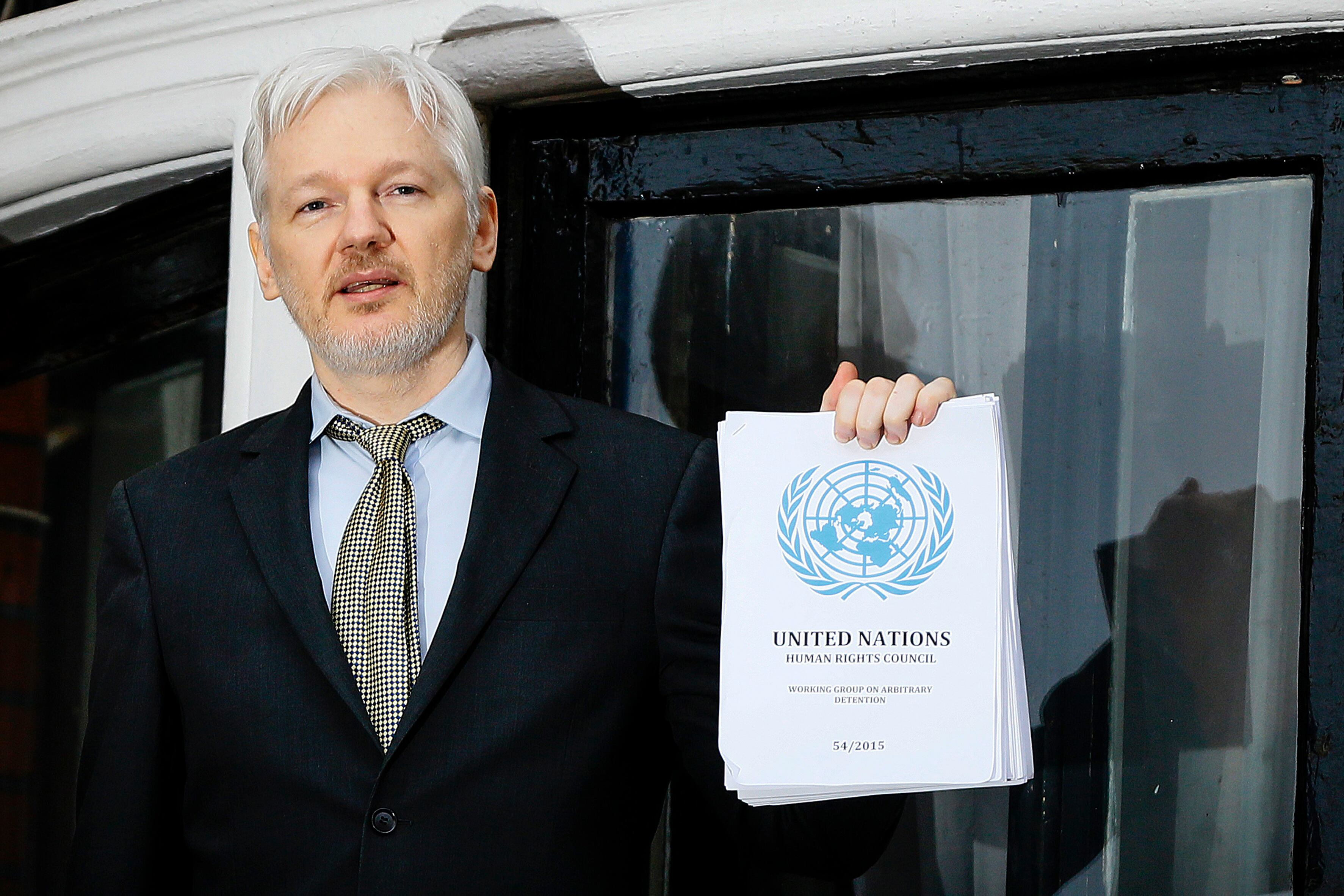 Julian Assange presentó un acuerdo provisional tras más de una década de batallas legales. (AP/Kirsty Wigglesworth)