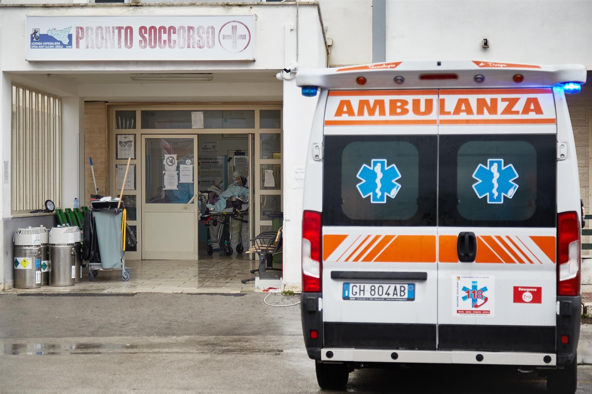 Mueren dos niños por el derrumbe de un edificio tras una explosión cerca de Nápoles, Italia