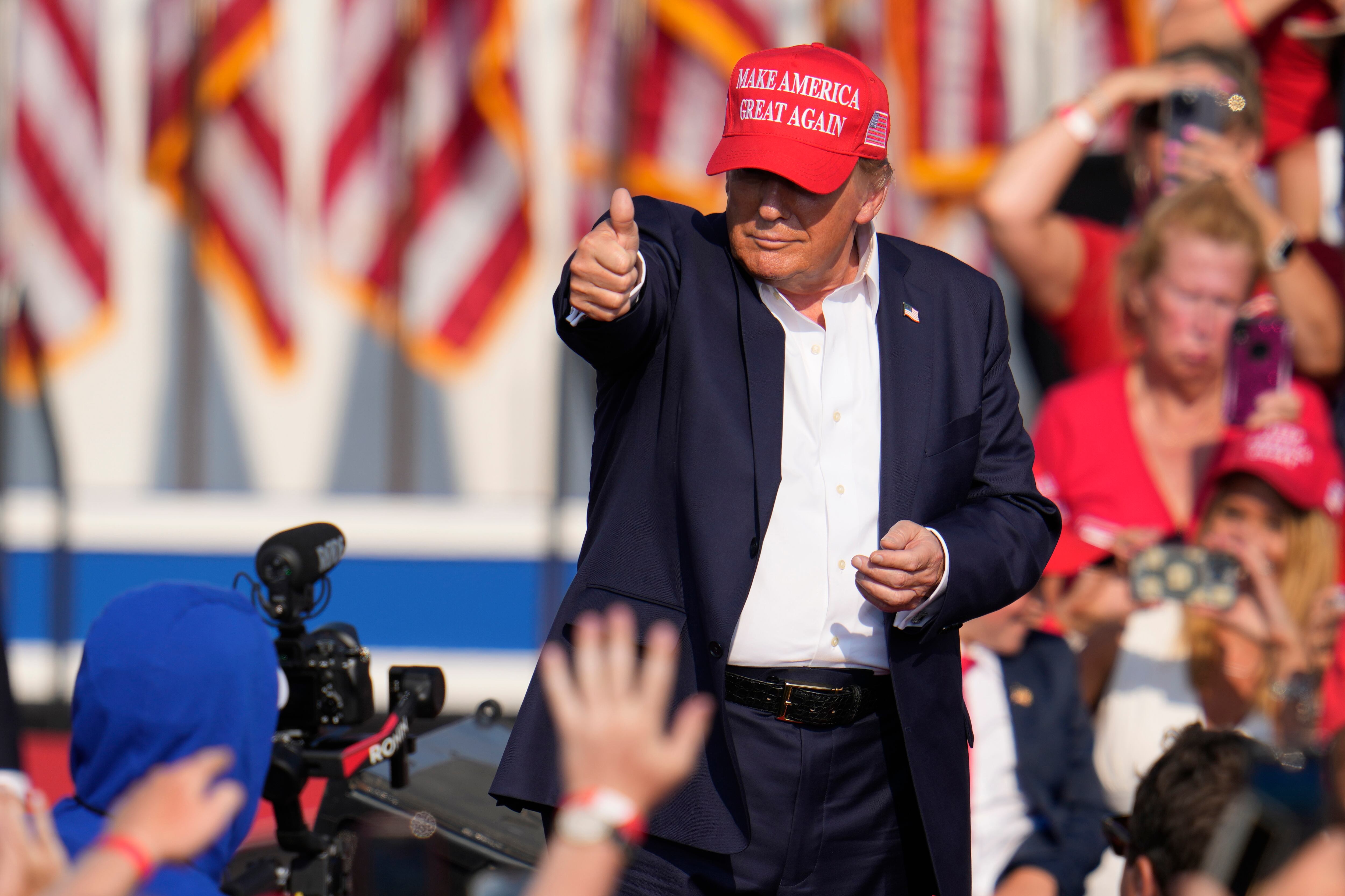 El dólar inició la semana al alza, influenciado por las expectativas de una victoria de Donald Trump en las elecciones, tras un intento de asesinato fallido - crédito  (Foto AP /Gene J. Puskar)