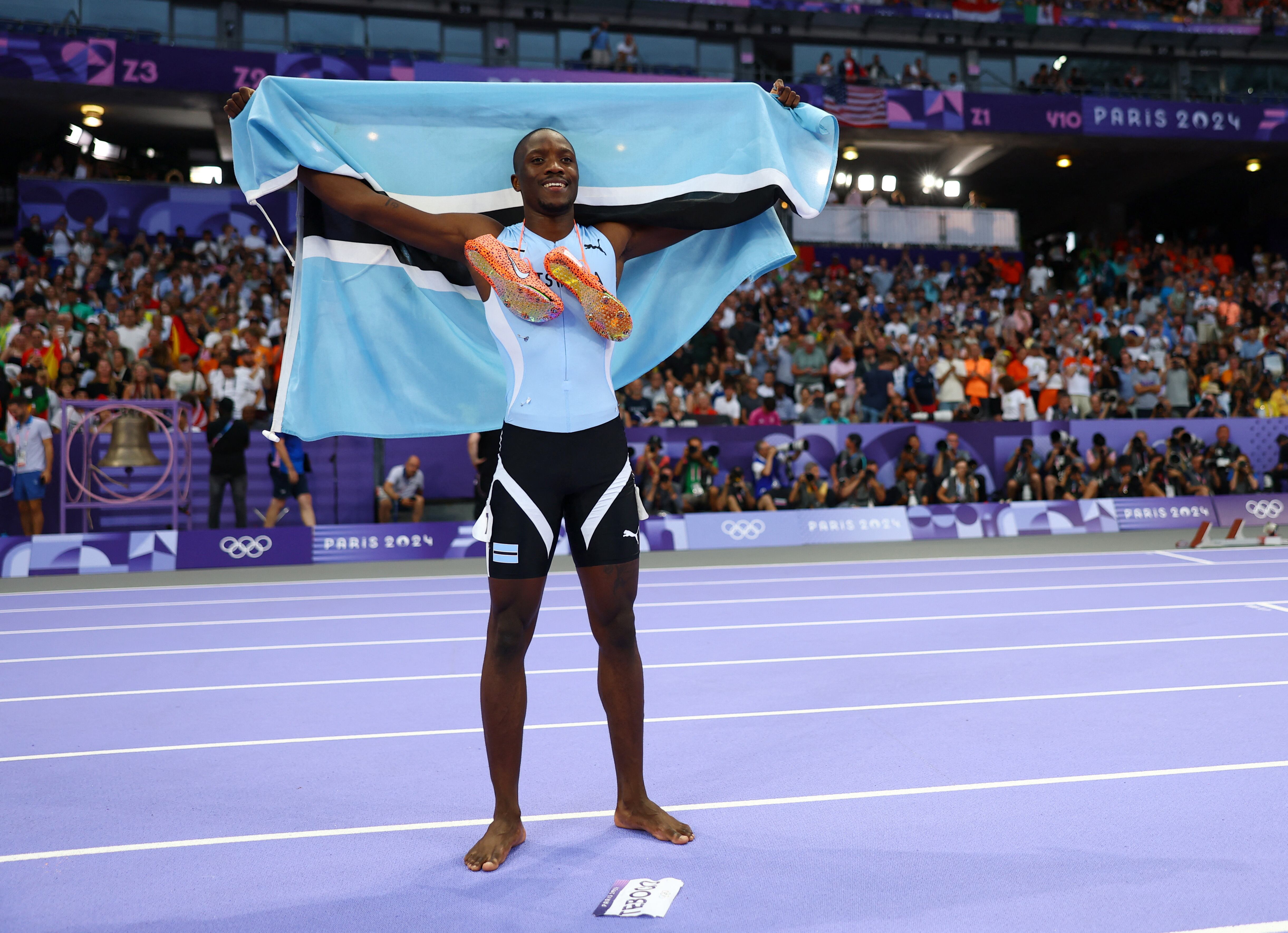 Tebogo con la bandera de su país (Foto: Reuters/Kai Pfaffenbach)