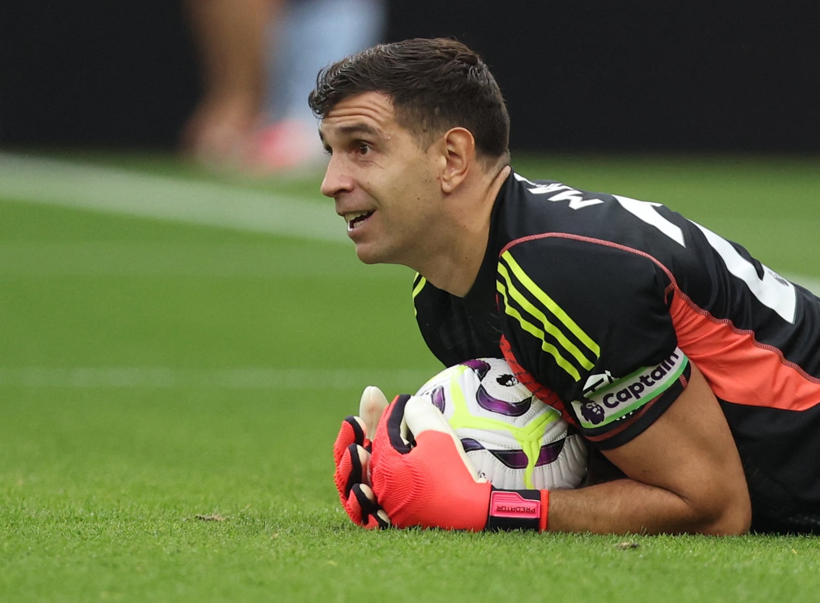 Emiliano Dibu Martínez captura la pelota. El arquero de la Selección es uno de los mejores de la historia argentina según Pepé Santoro (Reuters/Craig Brough)