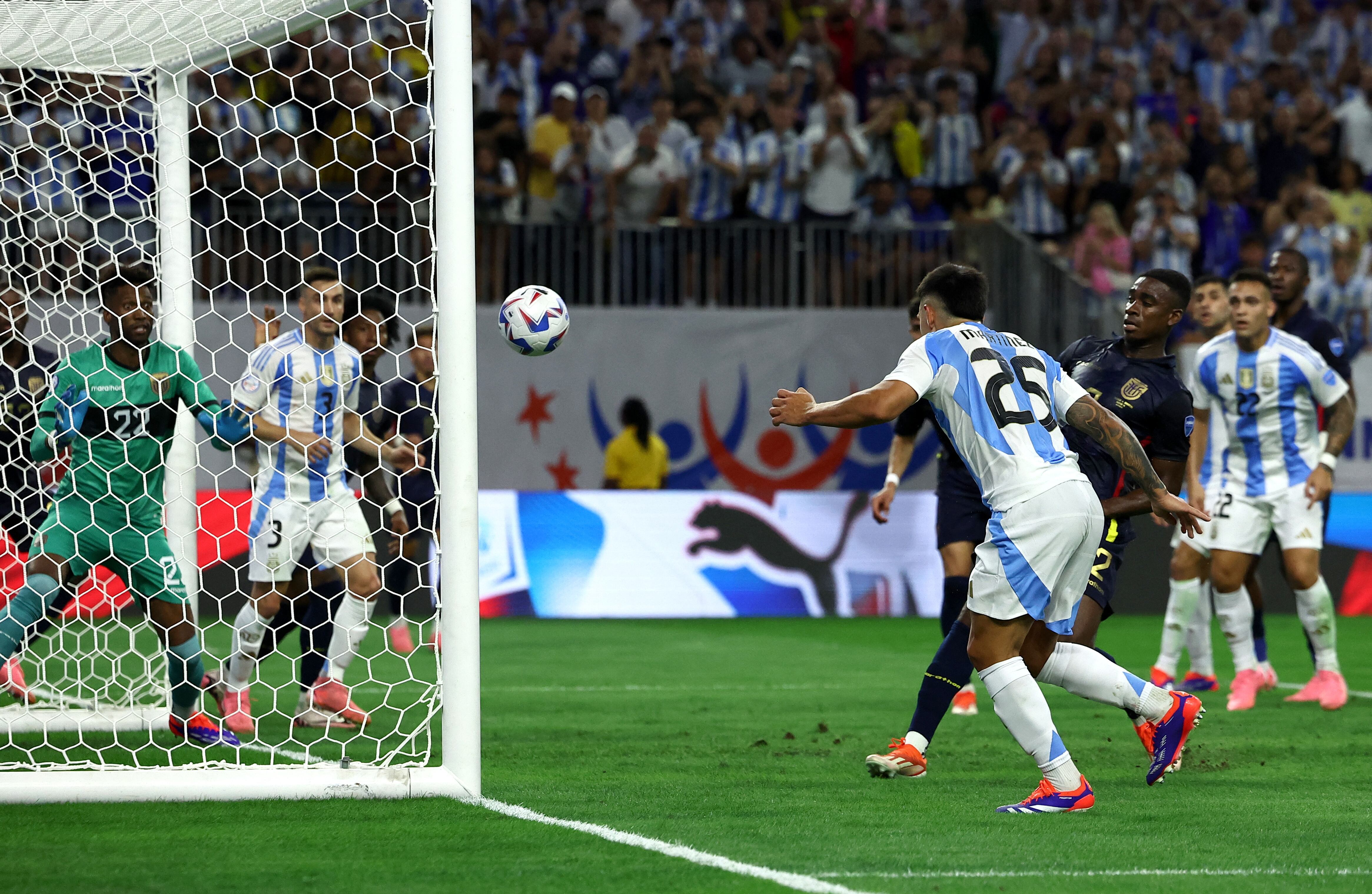 Lionel Messi ejecutó el tiro de esquina, Alexis Mac Allister la peinó y  Lisandro Martínez sorprendió en el segundo palo para convertir