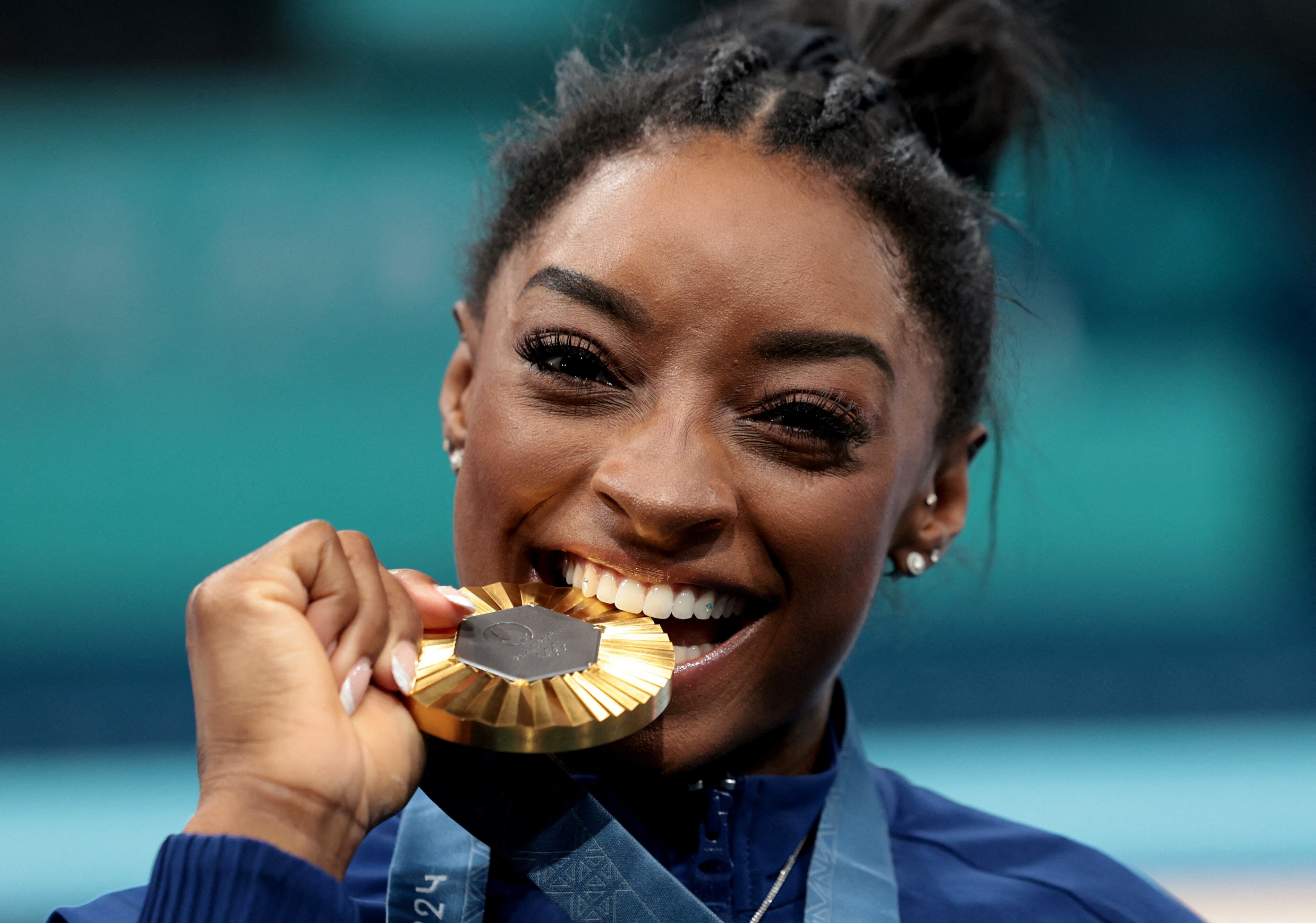 "Por su fuerza interior, el coraje para superar la adversidad, ella es un modelo a seguir para muchas jóvenes de todo el mundo", dijo el psicólogo de la gimnasta REUTERS/Paul Childs     TPX IMAGES OF THE DAY