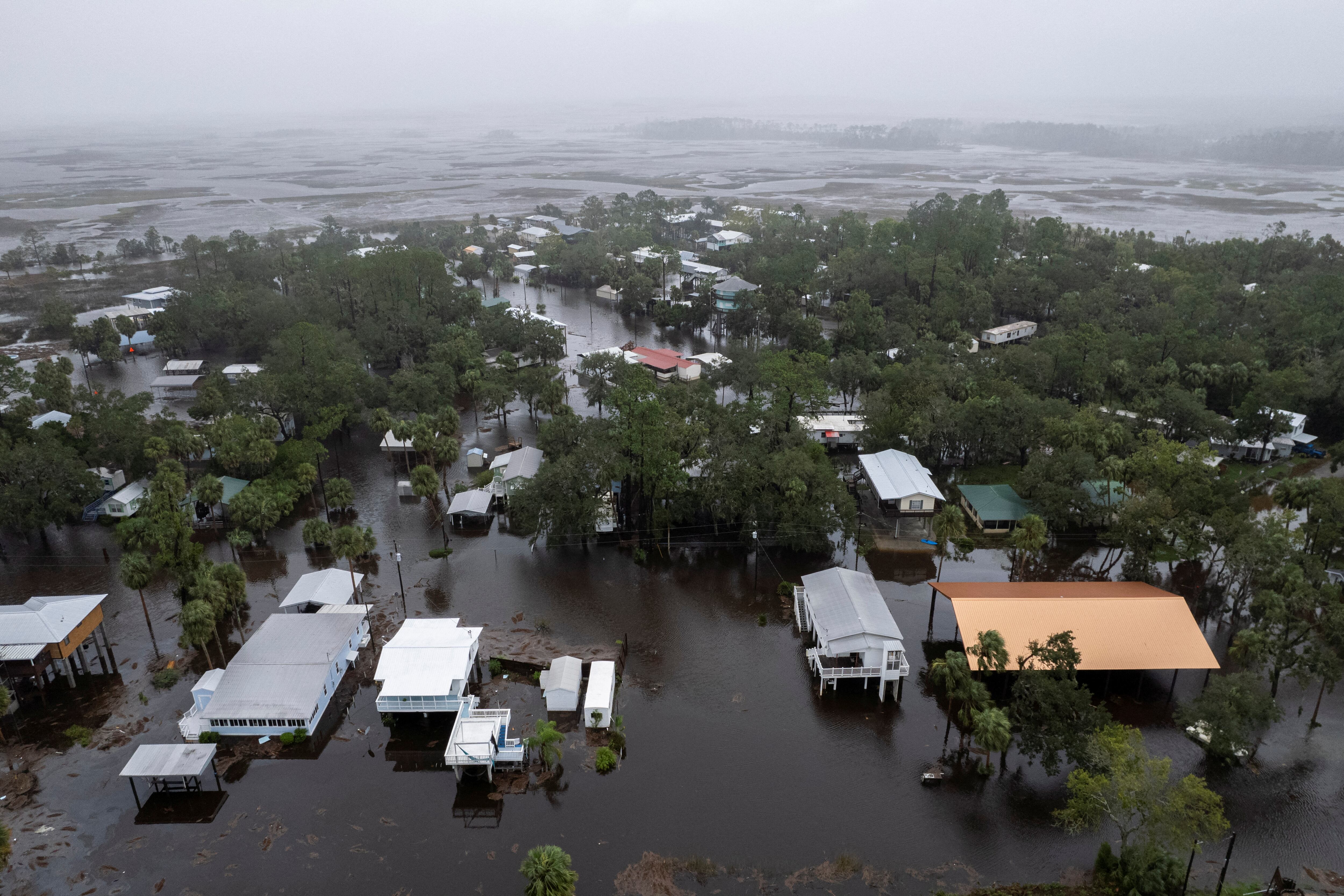 La tormenta tropical Debby causó estragos en el sur de Florida, afectando gravemente a los principales aeropuertos de la región. (REUTERS/Ricardo Arduengo)