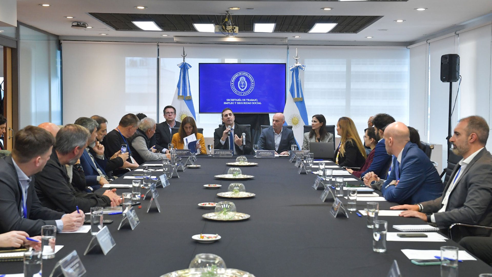 Julio Cordero con la CGT en una mesa de empleo