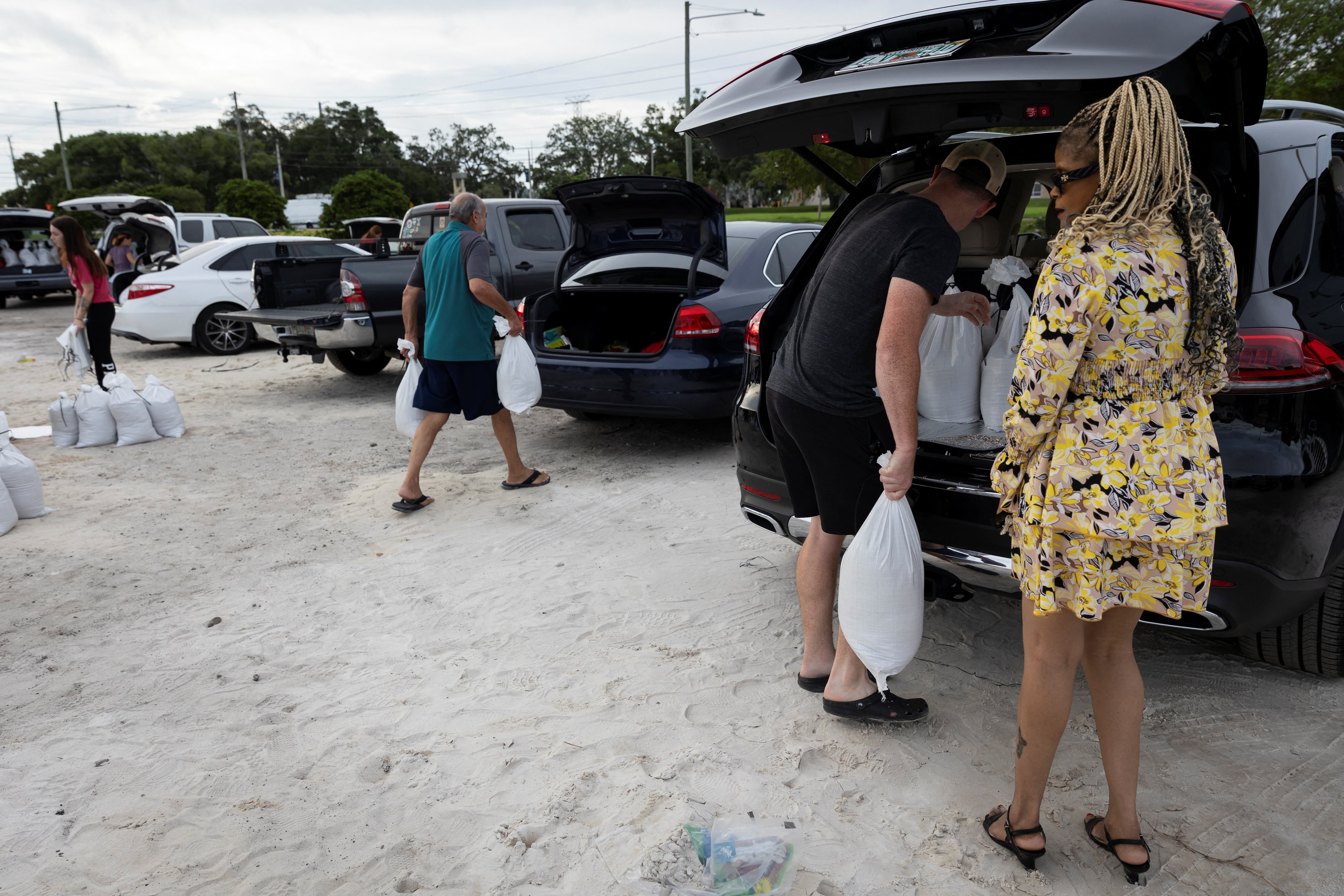 Se han emitido órdenes de evacuación obligatoria en varios condados costeros del noroeste de Florida, ante la inminente llegada de Helene y el riesgo de fuertes marejadas y lluvias intensas (REUTERS/Marco Bello)